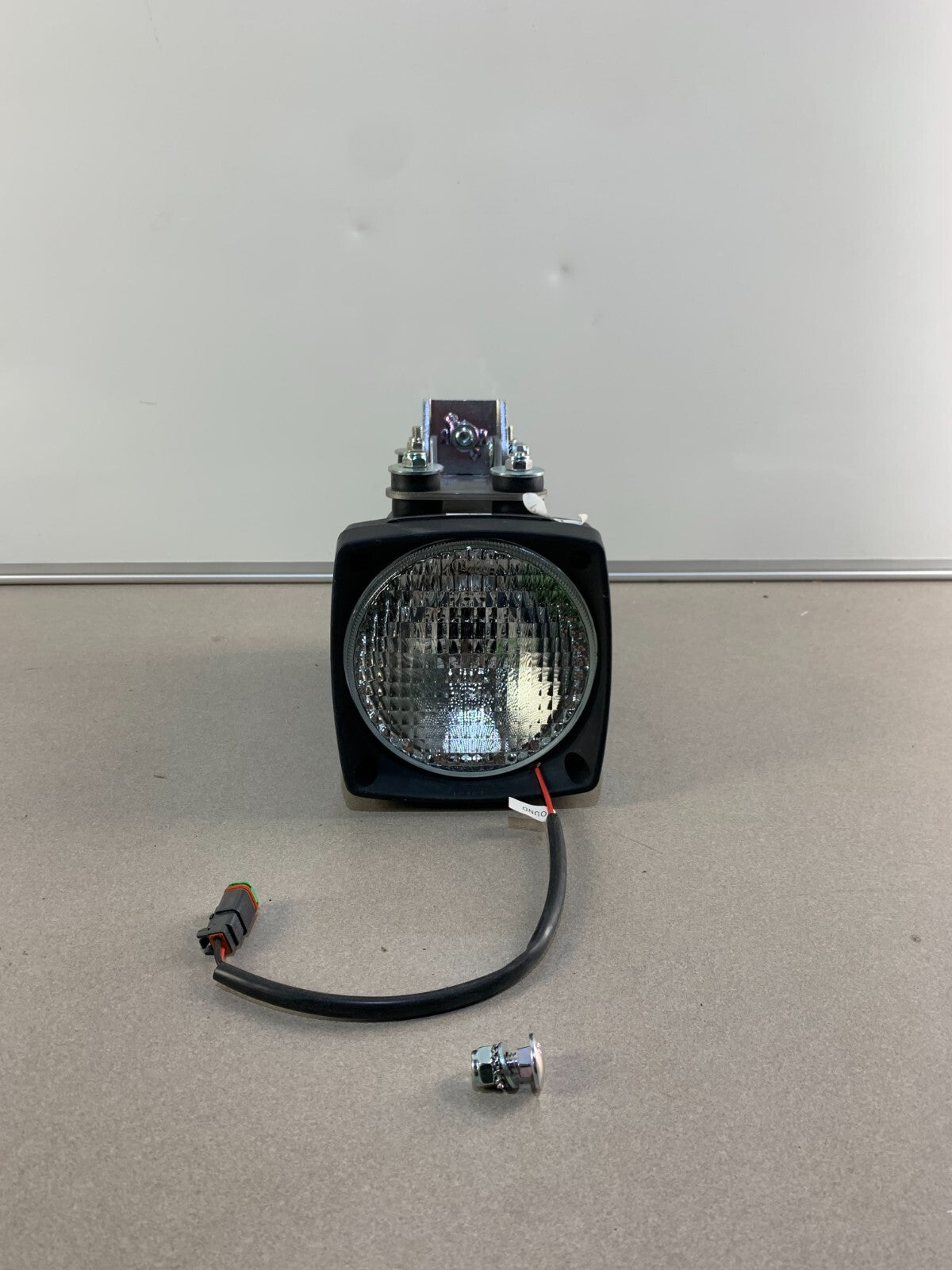 XENON WORK LIGHT, SQ, FLOOD, 24 V DC, CLEAR/BLACK, 8X6 1/2X8 1/2 IN, AL/GLASS