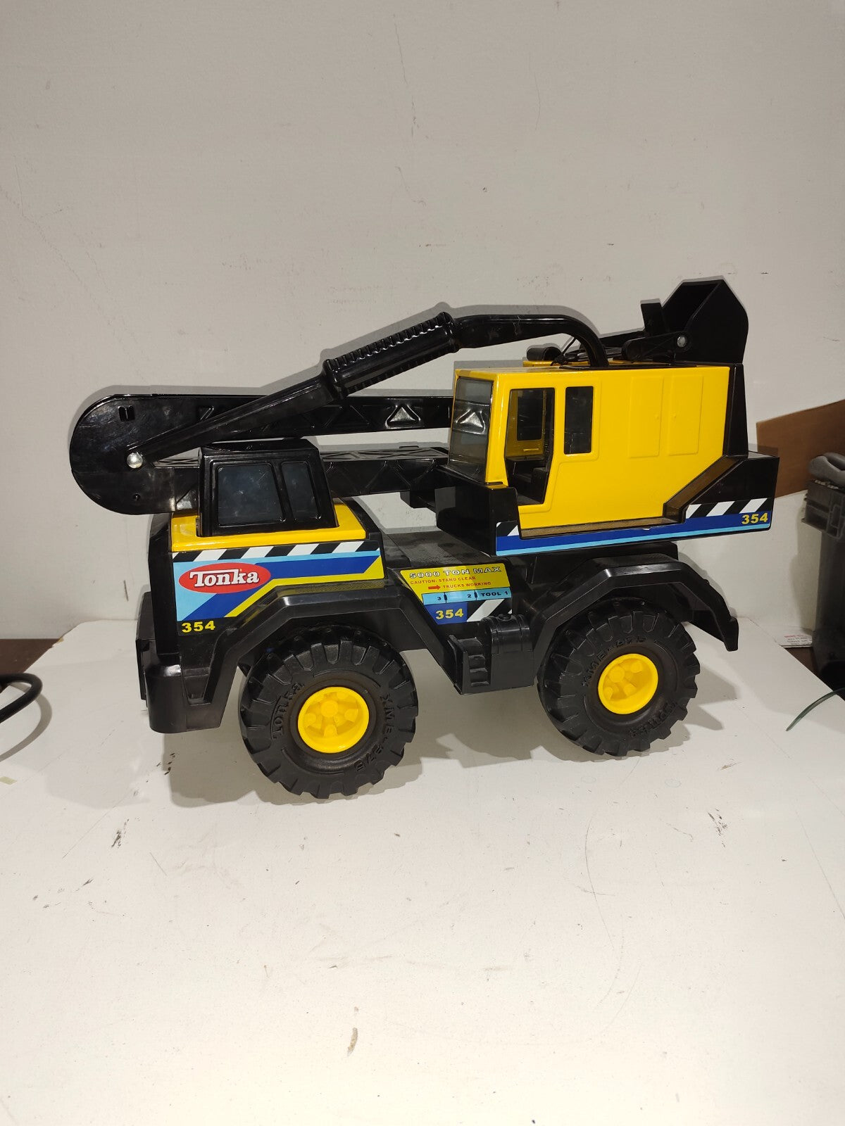 2013 HASBRO Funrise Tonka 354 toy Bucket Truck w/XMB-975 Wheels good