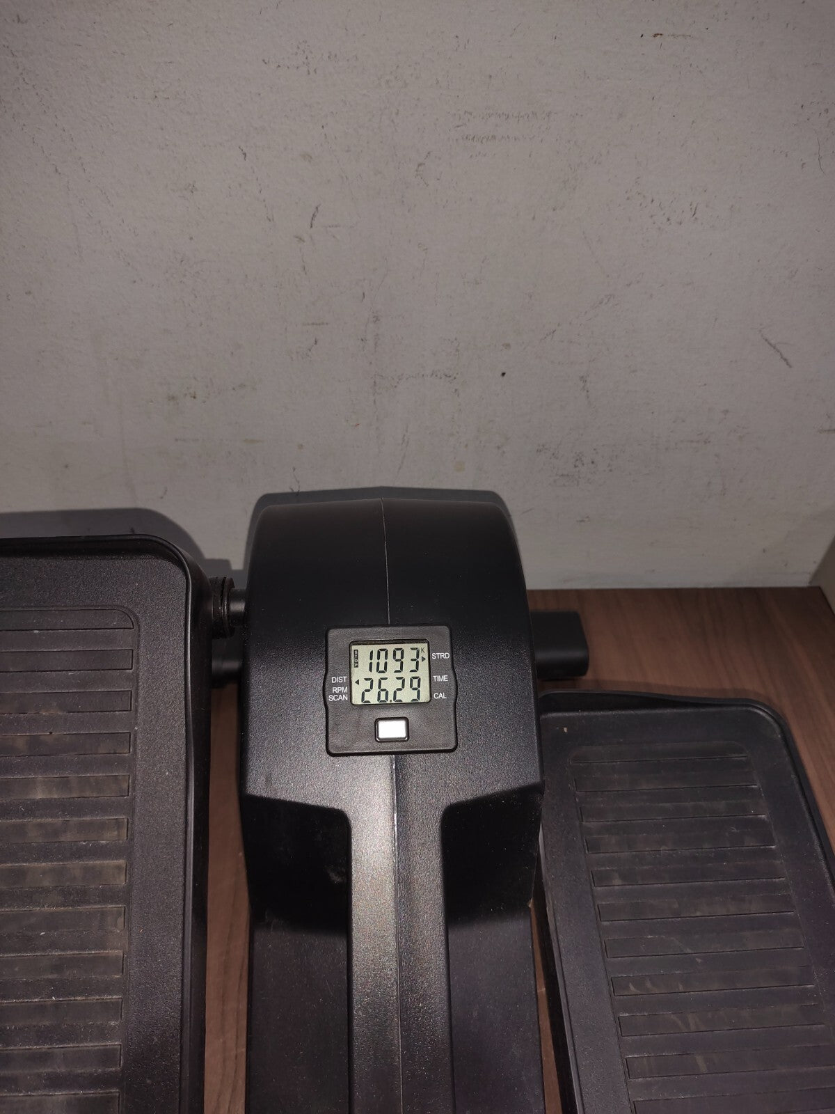 Cubii Compact Seated Under Desk Elliptical F3A2 Built in Display Monitor