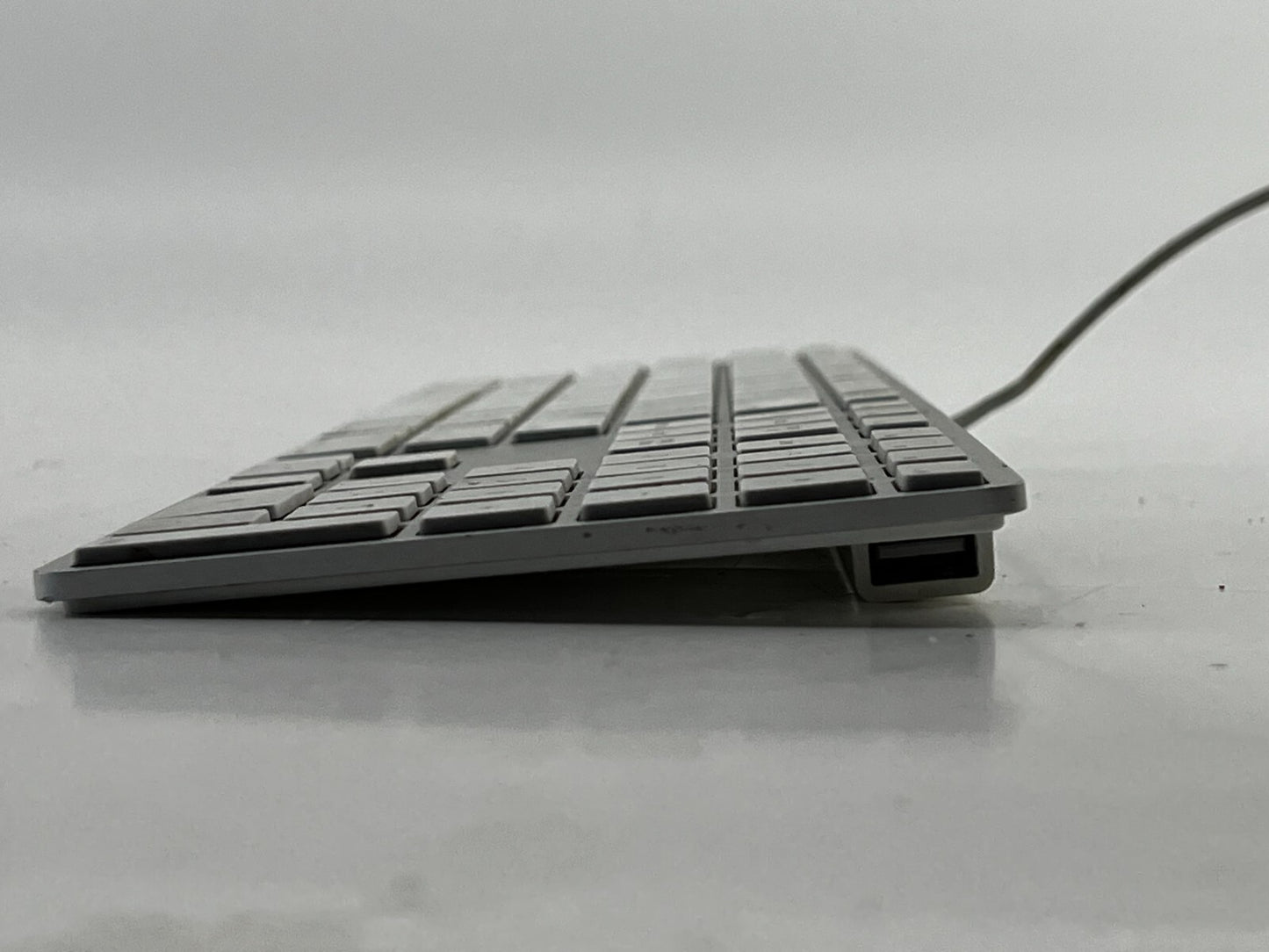 Apple A1243 - Wired Mac QWERTY - USB Keyboard w/ Numeric Keypad