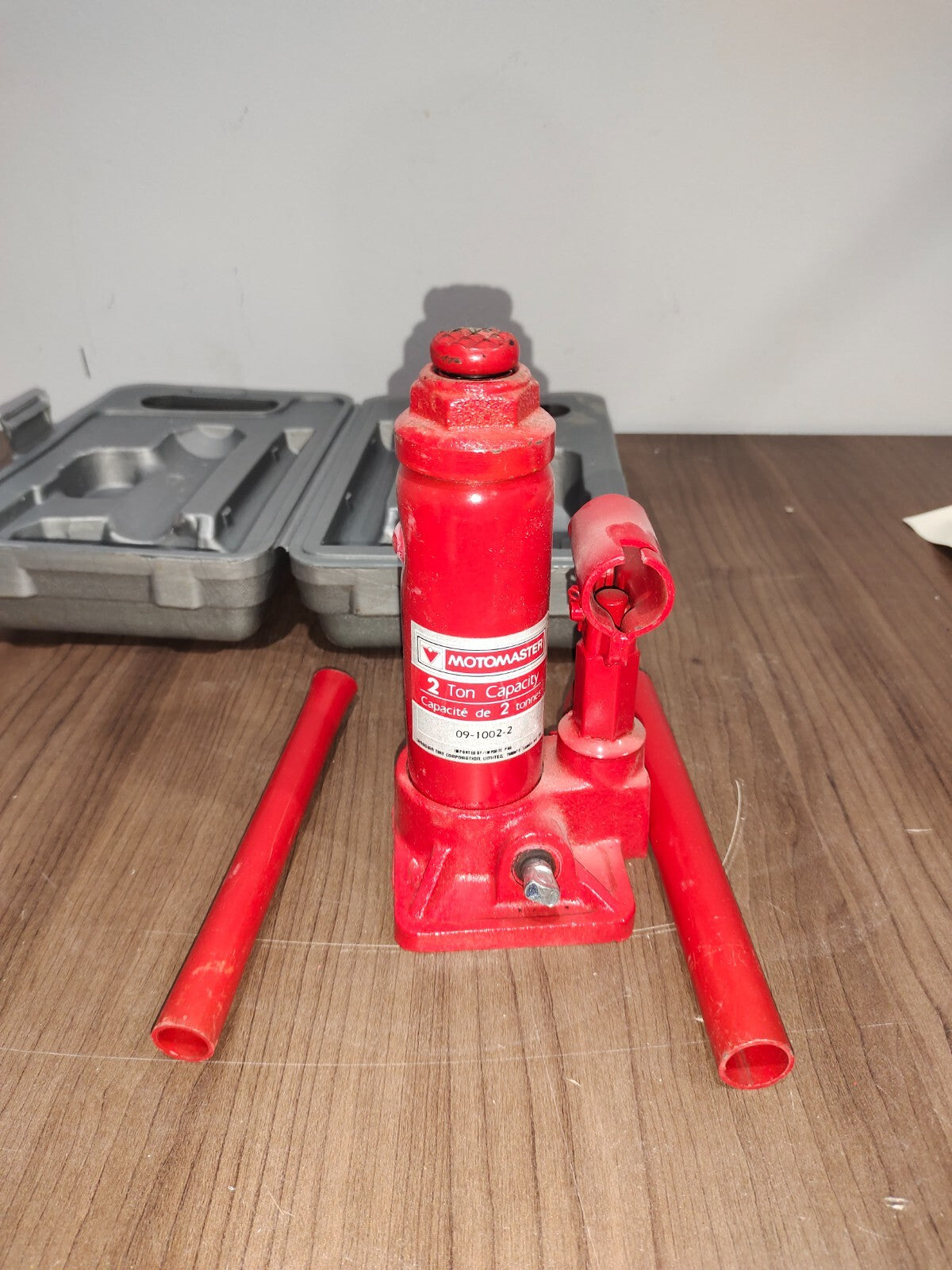 Motomaster Hydraulic Bottle Jack 2 Ton Capacity (Lift Range - 18-34.6cm)