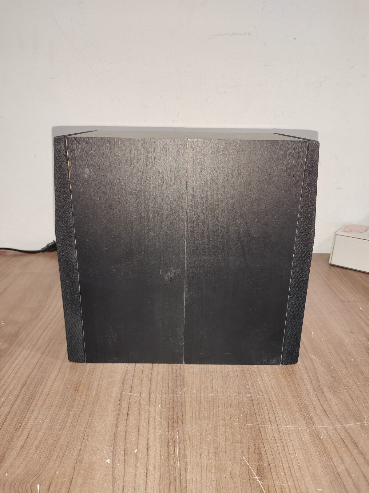 Realistic Minimus 26 40-226A Bookshelf 8 Ohm 40 Watt Stereo Speakers