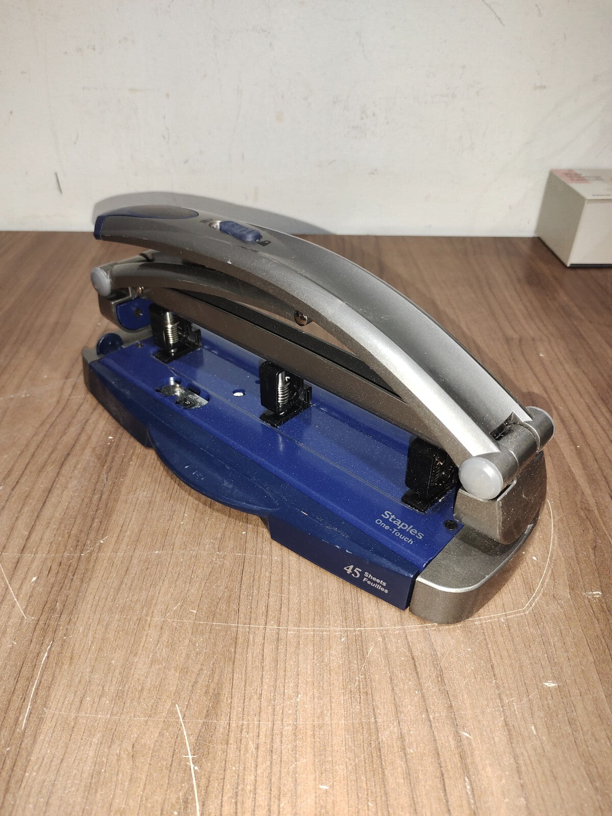 Staples One-Touch Adjustable 3-Hole Punch ~ 45 Sheet Capacity ~ Blue/Gray