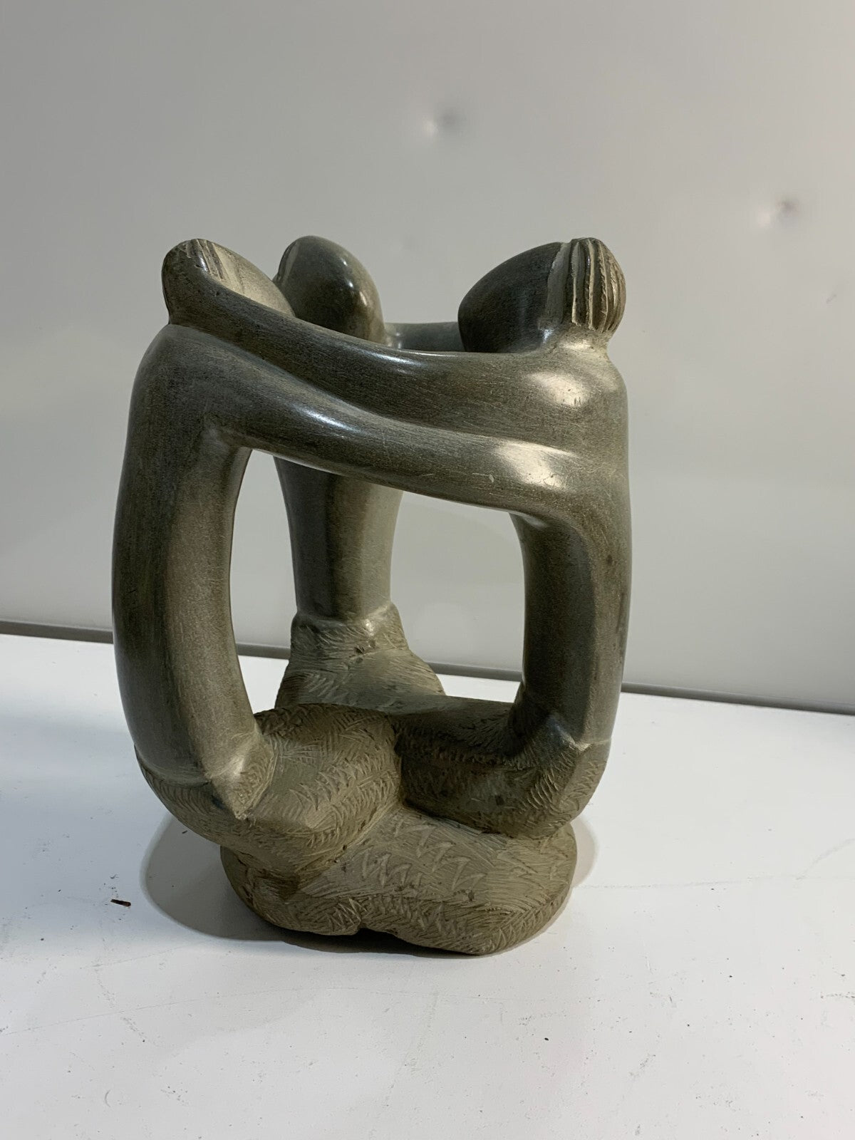 Figurine vintage sculptée à la main en stéatite verte représentant 3 personnes s’enlaçant