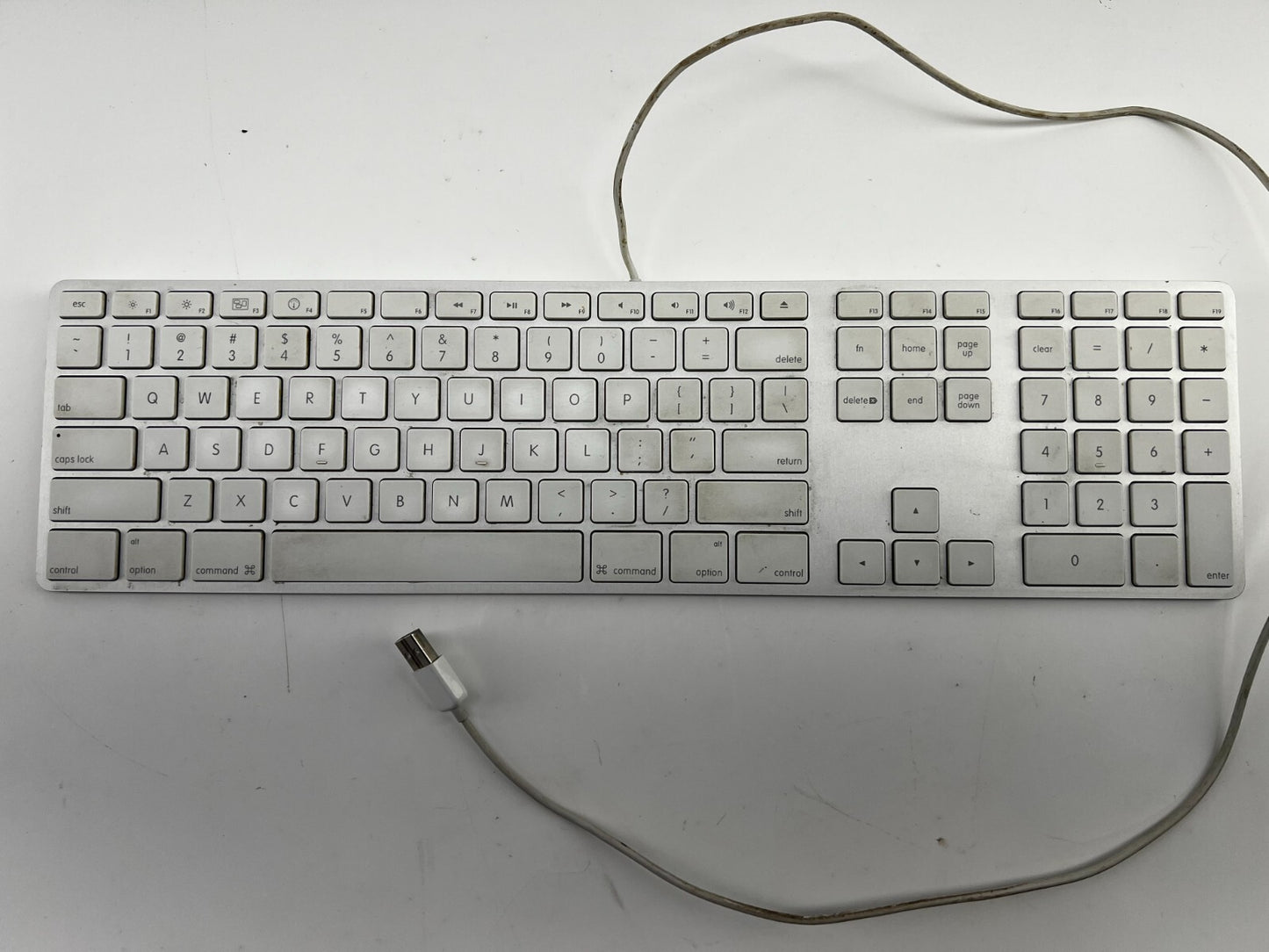 Apple A1243 - Wired Mac QWERTY - USB Keyboard w/ Numeric Keypad