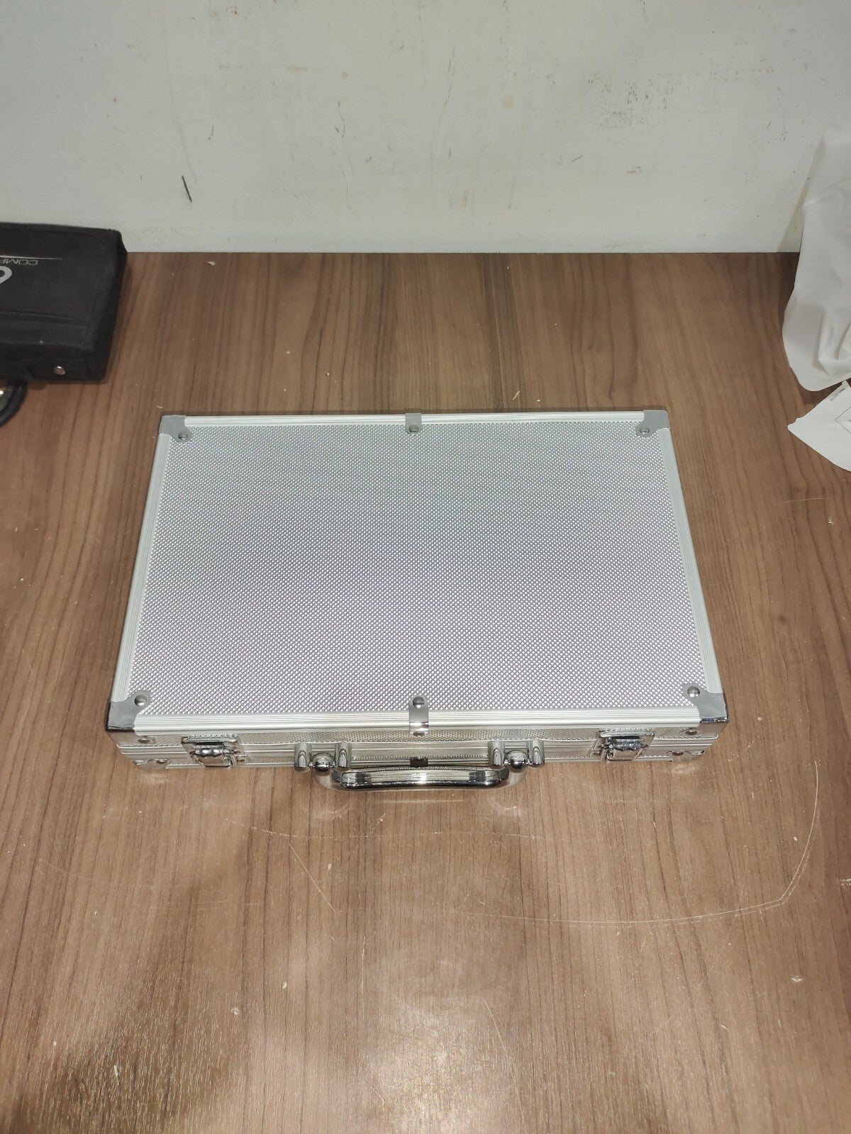 Cardinal's Texas Hold'em Poker Chip Set with Metal Aluminum Case