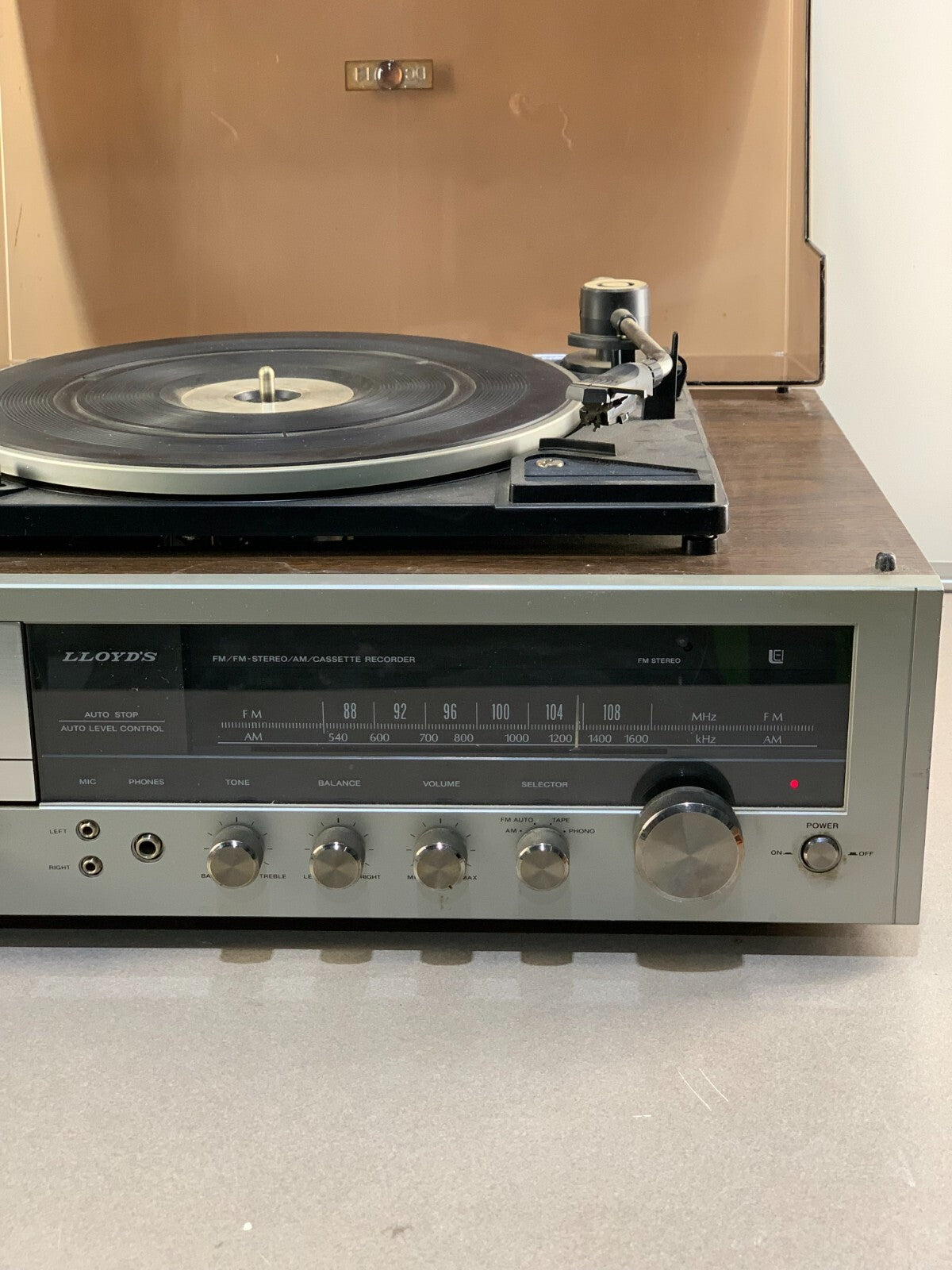 Vintage Lloyd's AM/FM Stereo Turntable & Cassette player Model R820