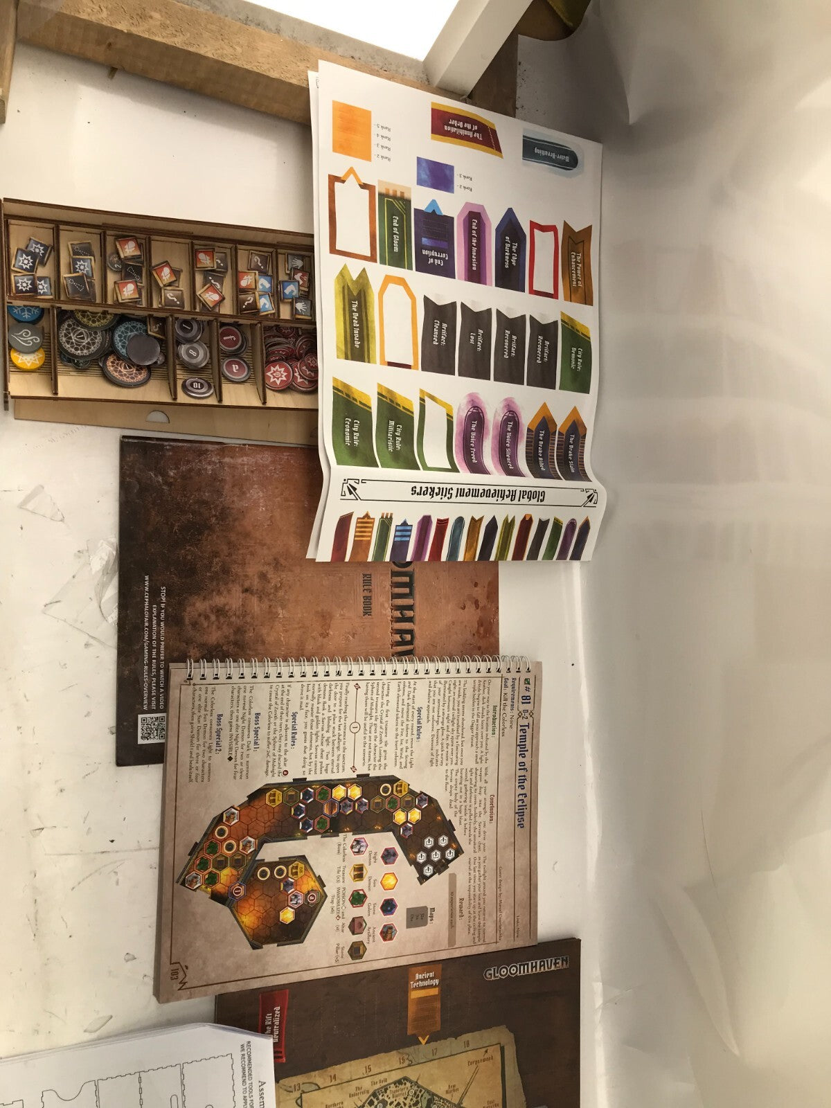 Gloomhaven Feuerland Strategy Board game Fantasy