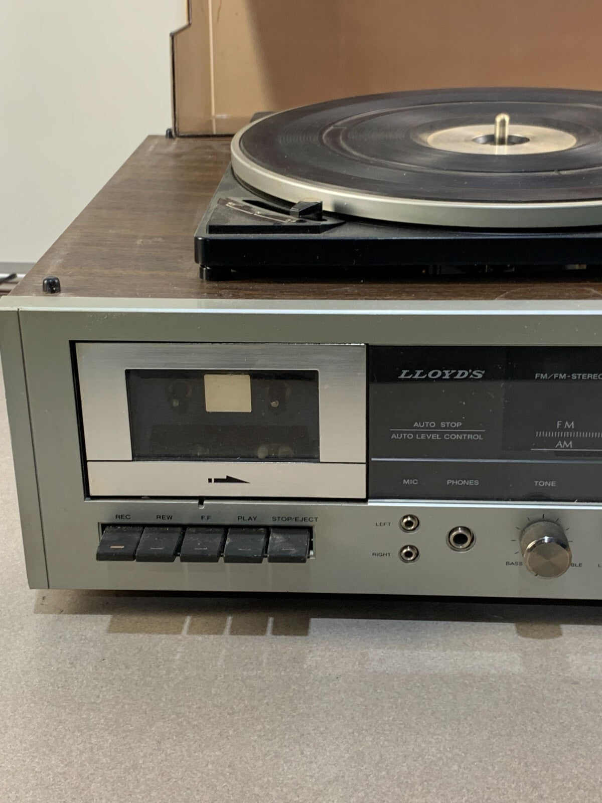 Vintage Lloyd's AM/FM Stereo Turntable & Cassette player Model R820