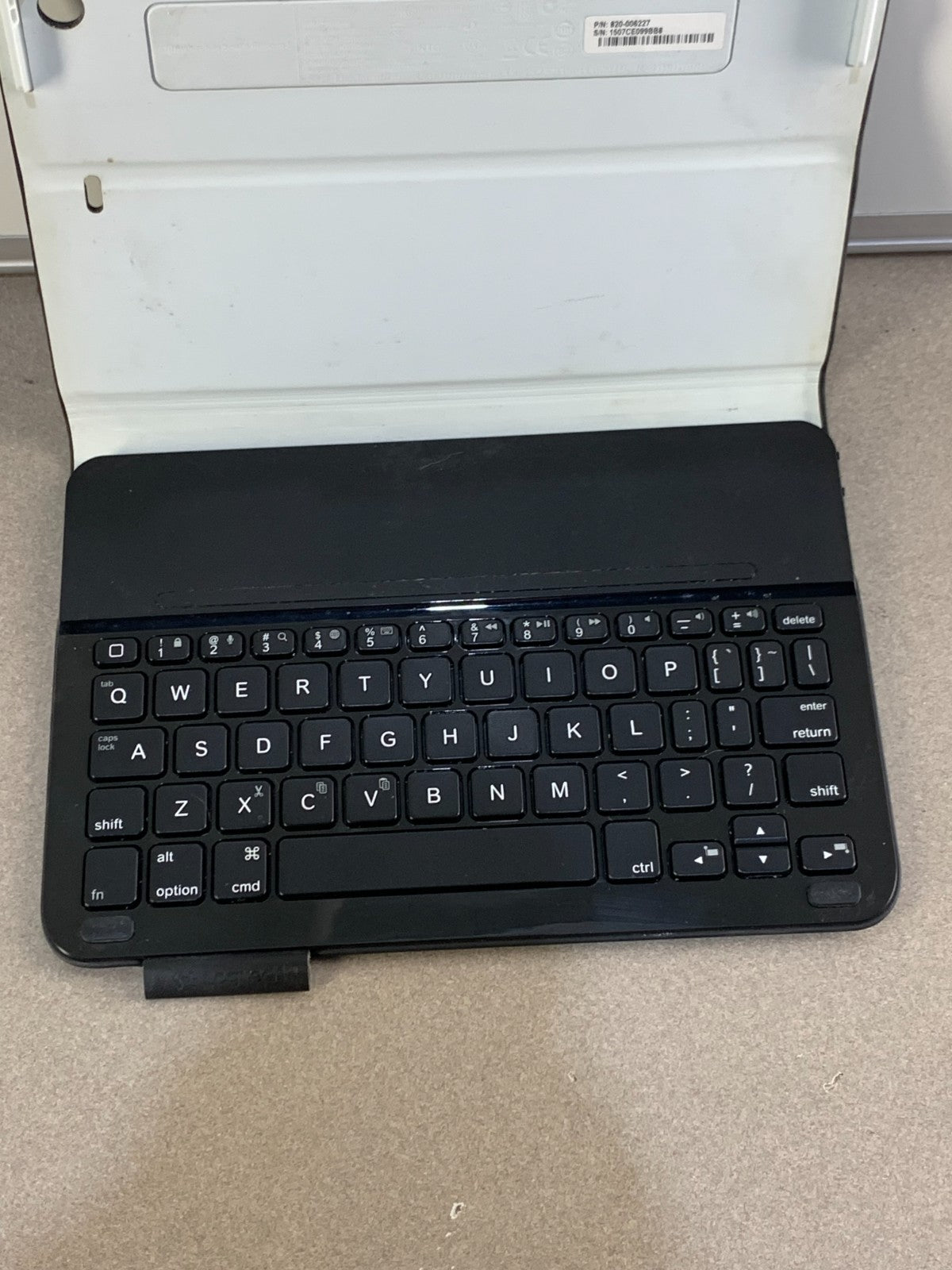 Logitech Y-R0044 Ultrathin Bluetooth Integrated Keyboard Folio ml for iPad Air