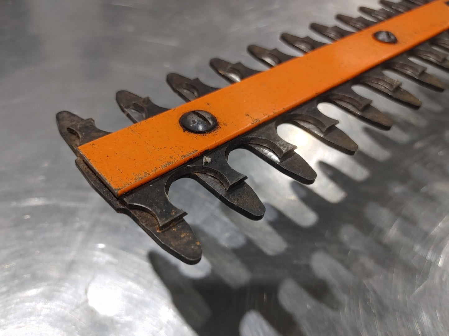 GOOD CONDITION Craftsman bushwacker 22inch Double-edged hedge trimmer Red/Black