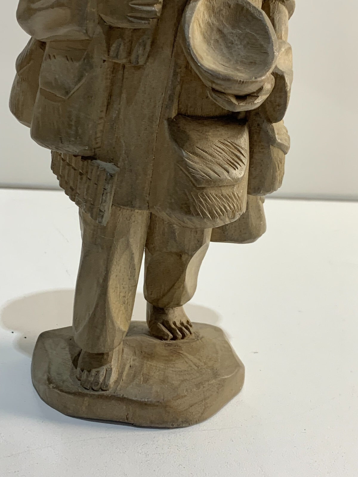 VINTAGE UNBRANDED HAND CARVED FOLK ART LIGHT WOOD CARVING OLD MAN