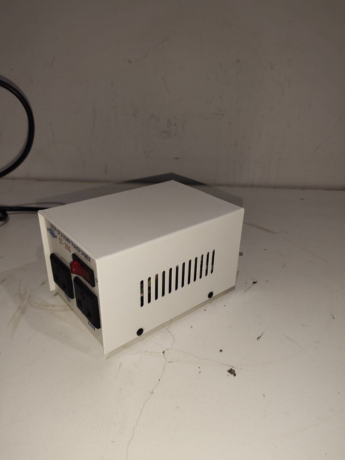 Philmore ST200 200 watt 110/220V Step Up Step Down Transformer