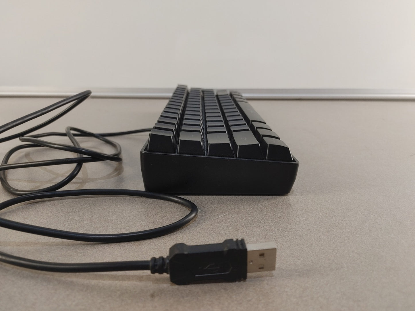 EXCELLENT CONDITION 60% Mechanical-Feel USB RGB Gaming Streaming Keyboard Black