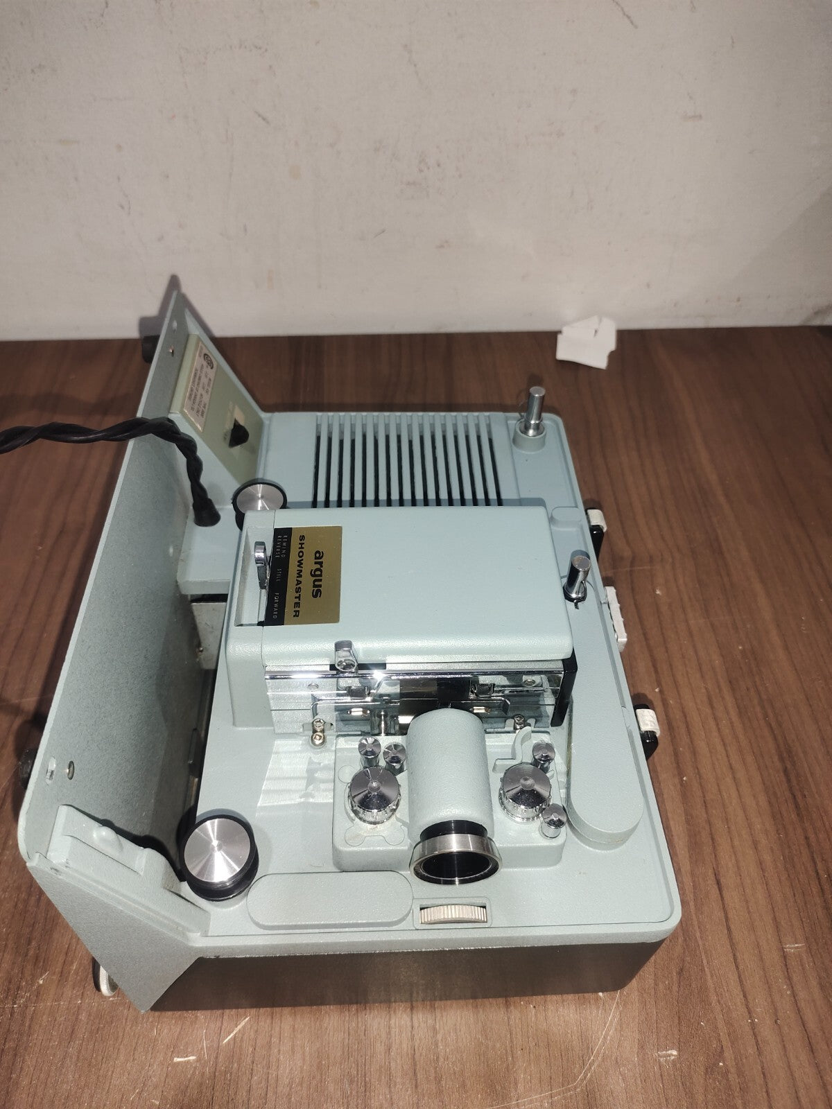 VINTAGE ARGUS SHOWMASTER 500-AZ MOVIE PROJECTOR