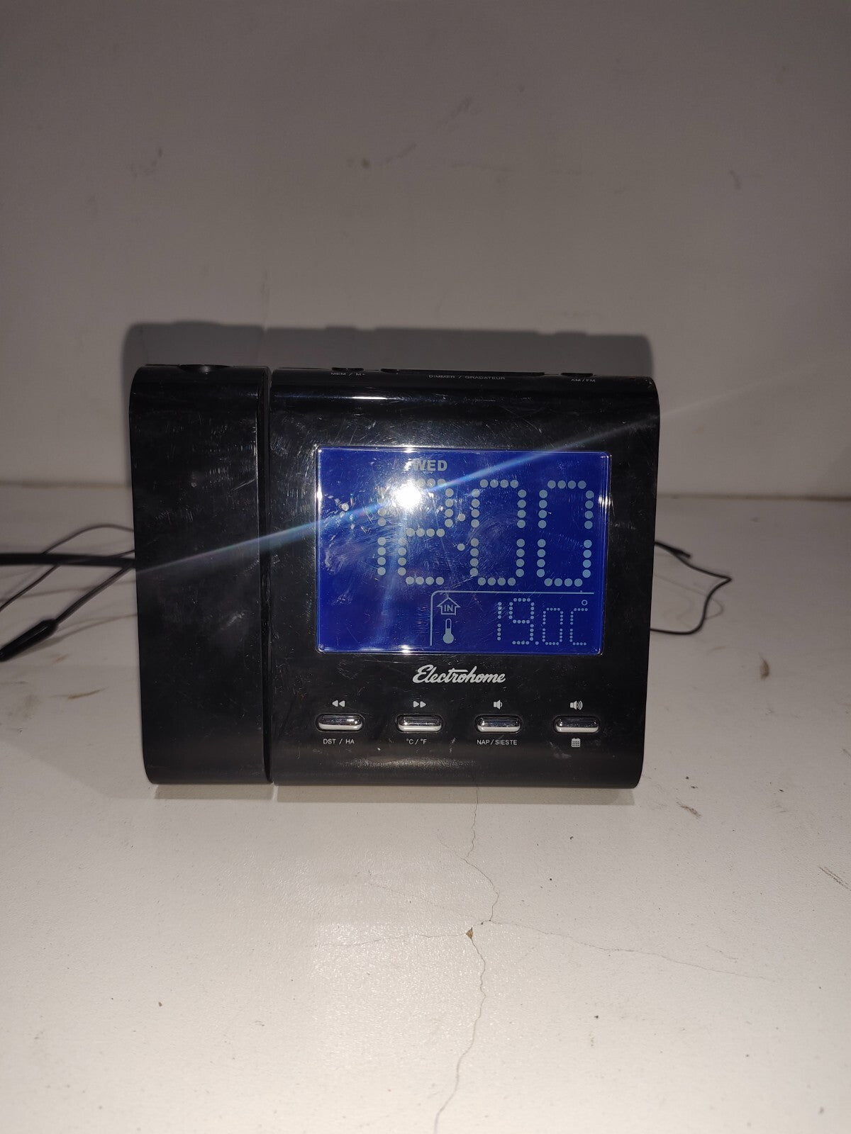 Electrohome Eaac601 Projection Alarm Clock With Am/fm Radio Battery Backup