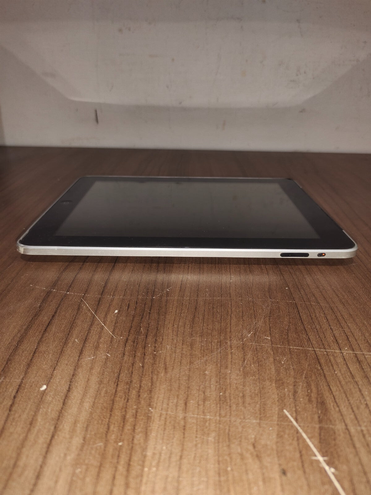 Apple iPad 1 Model A1337 64GB-Silver-9.7" Screen