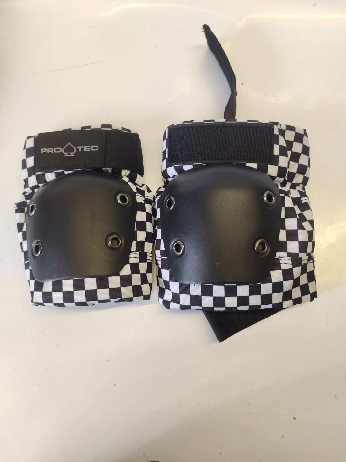 ProTec Spade Series Sports Protection Knee/Elbow Pads - Black/White