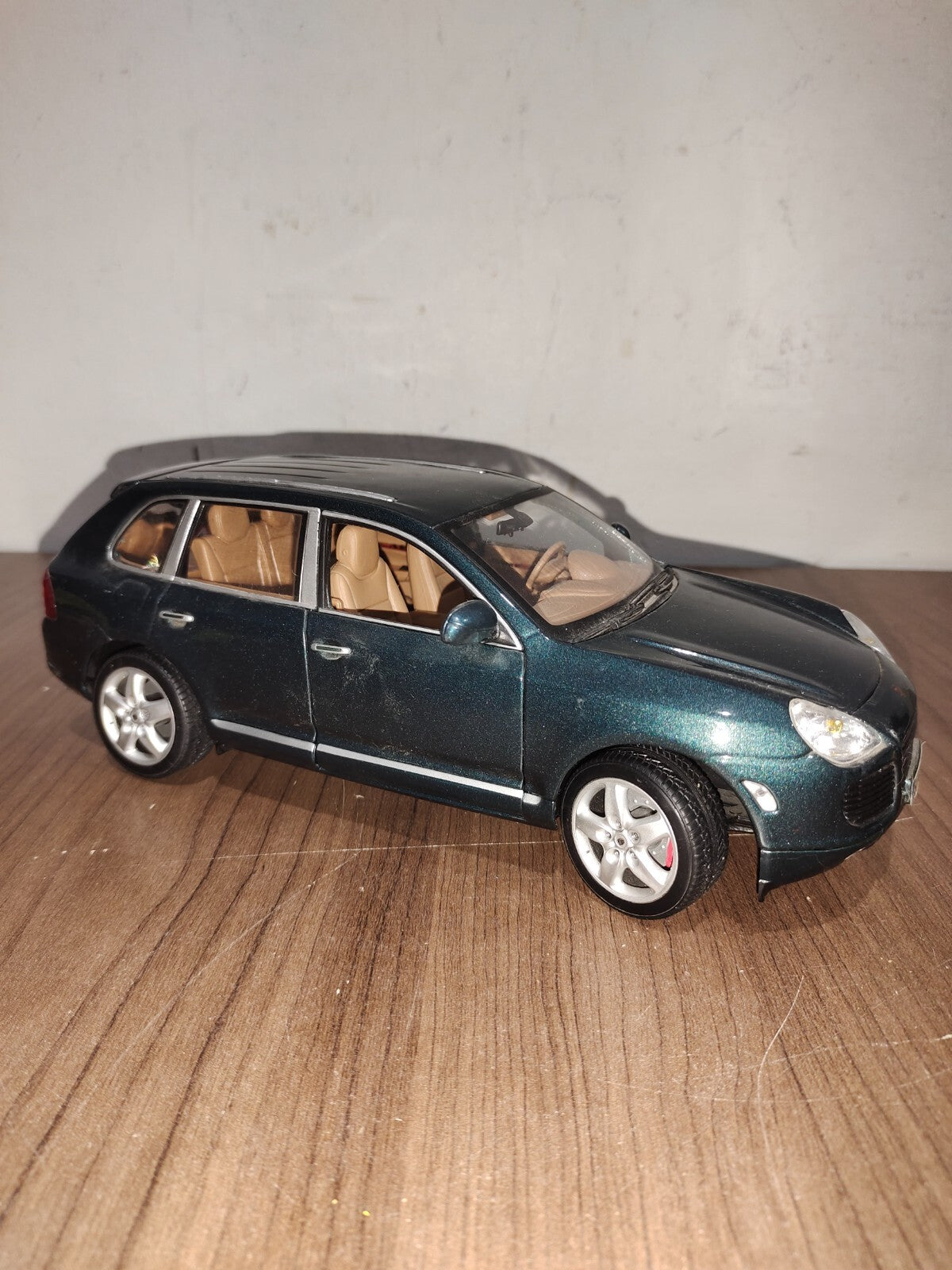 Maisto 1:18 Scale Porsche Cayenne Turbo Dark Green - Special Edition