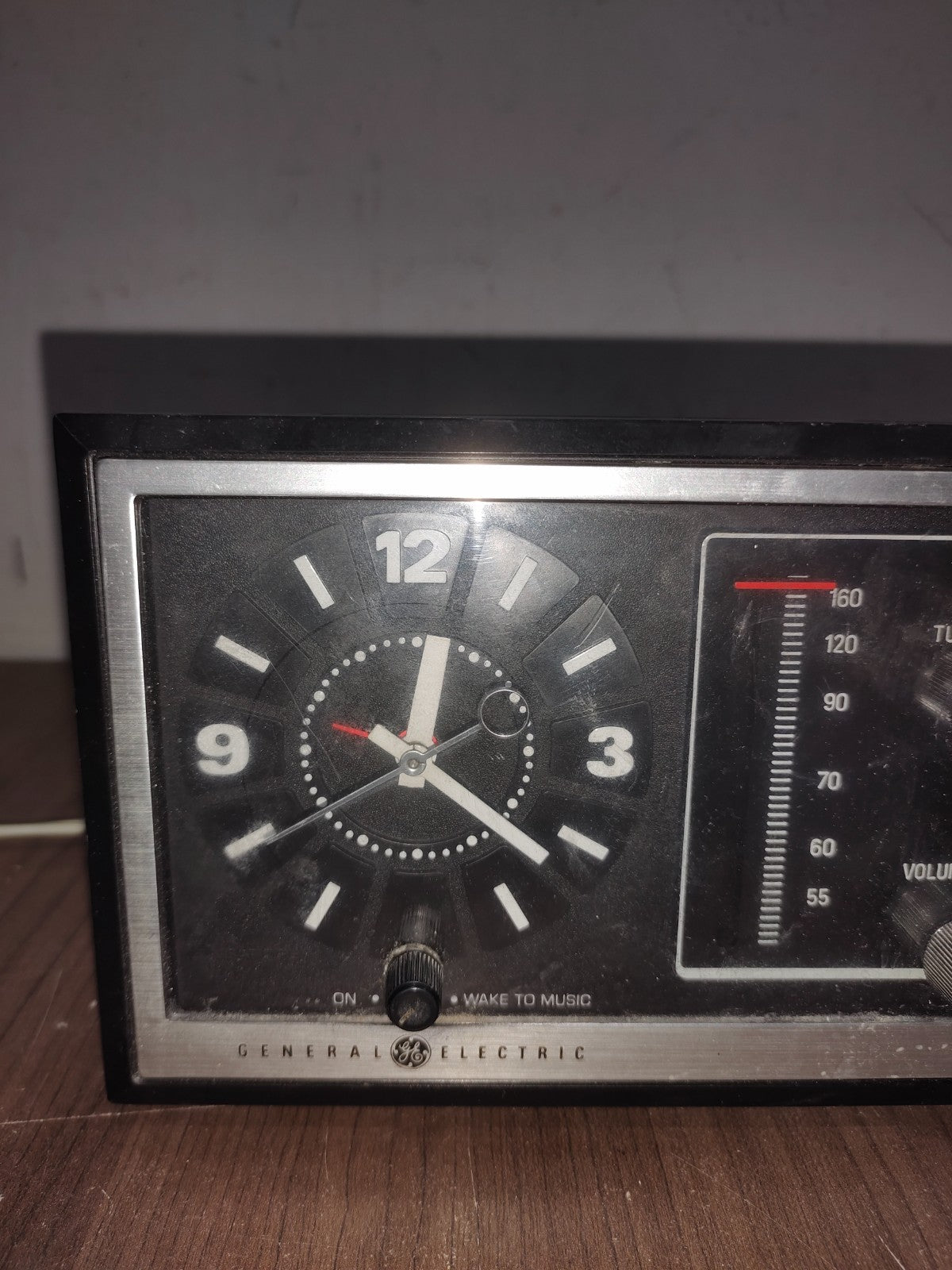 Vintage General Electric GE Clock AM Radio Model 7-4725 Beige 1960s