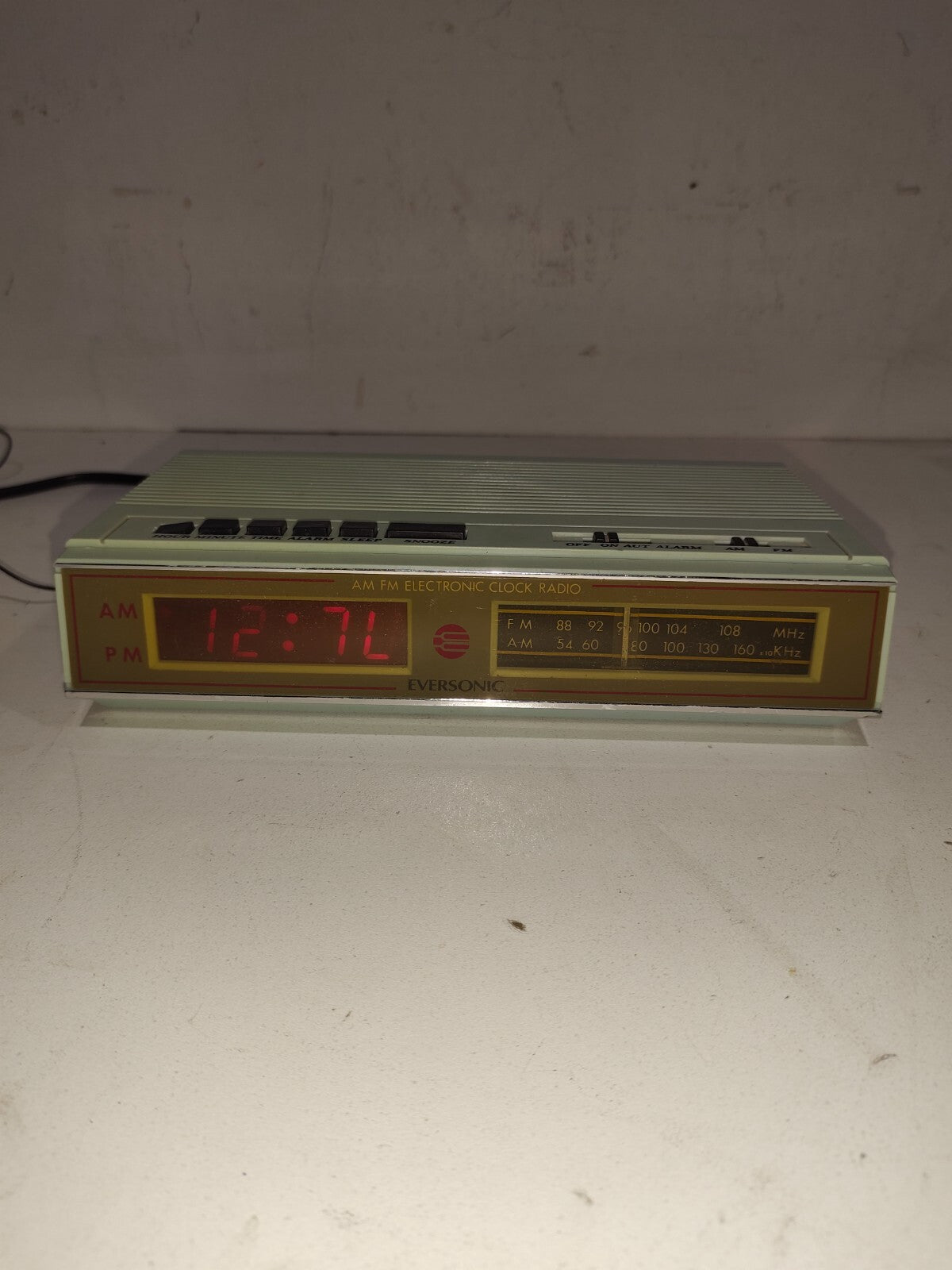 Eversonic KP-101 - Analog Clock along with Radio