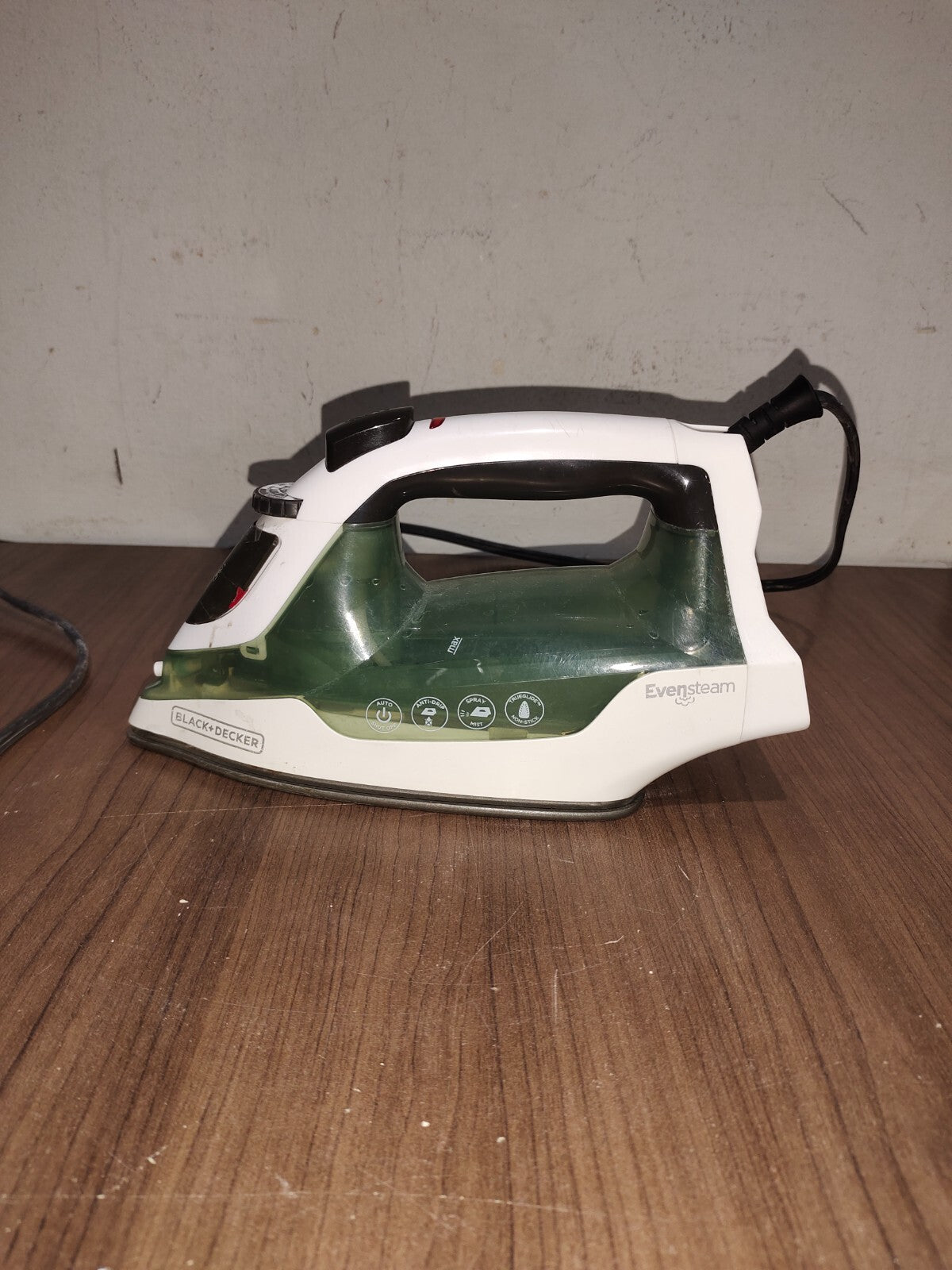 Black + Decker Steam Iron - IR350V