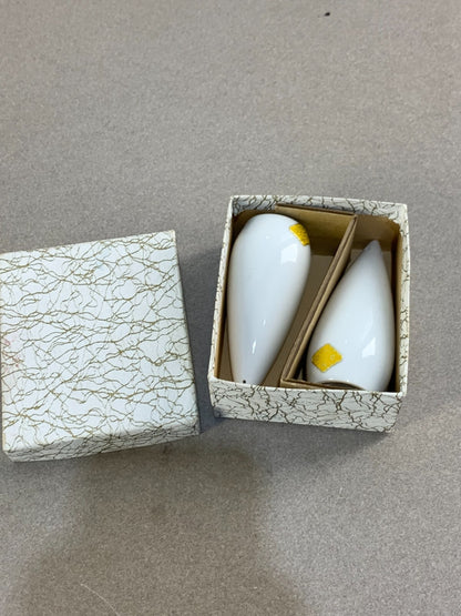 Vintage Modern White Teardrop Ceramic Salt & Pepper Shakers OMC Japan MCM w/ Box