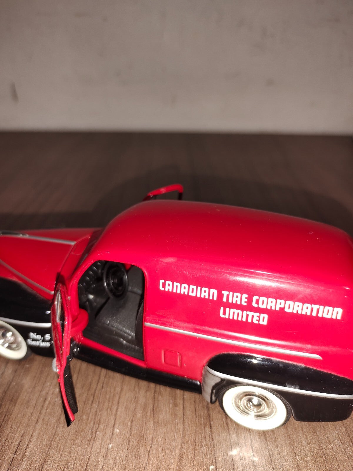 Canadian Tire Die-Cast MIB Liberty Classics 1947 Ford Van Employee Edition