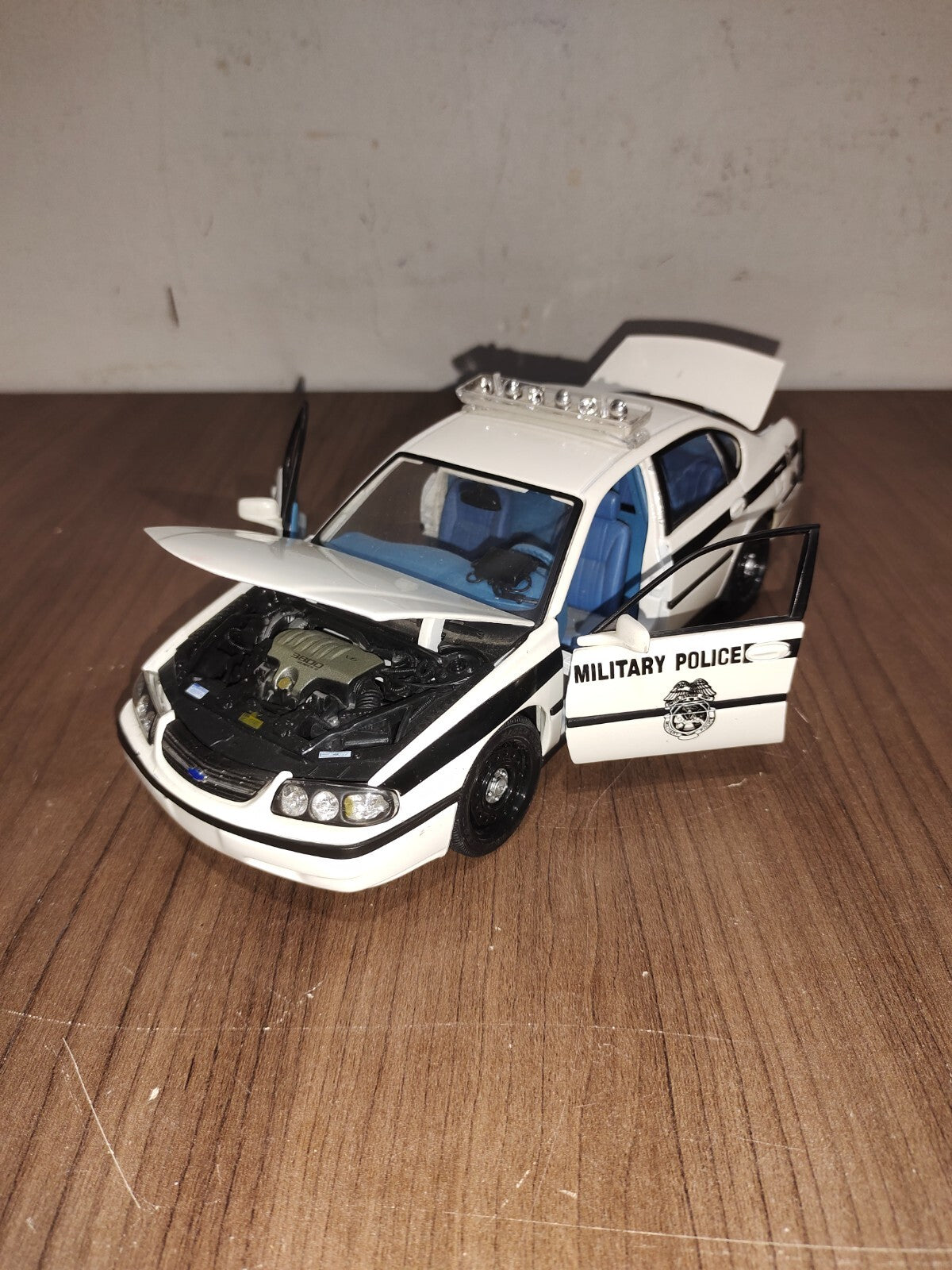Maisto 1/24 Scale 9724G - 2000 Chevrolet Impala Military Police - White