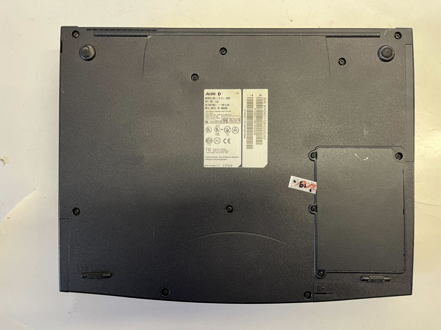 Acer Extensa 390 Vintage Laptop Pentium MMX 80MB RAM 20GB HDD Win98 Broken LCD