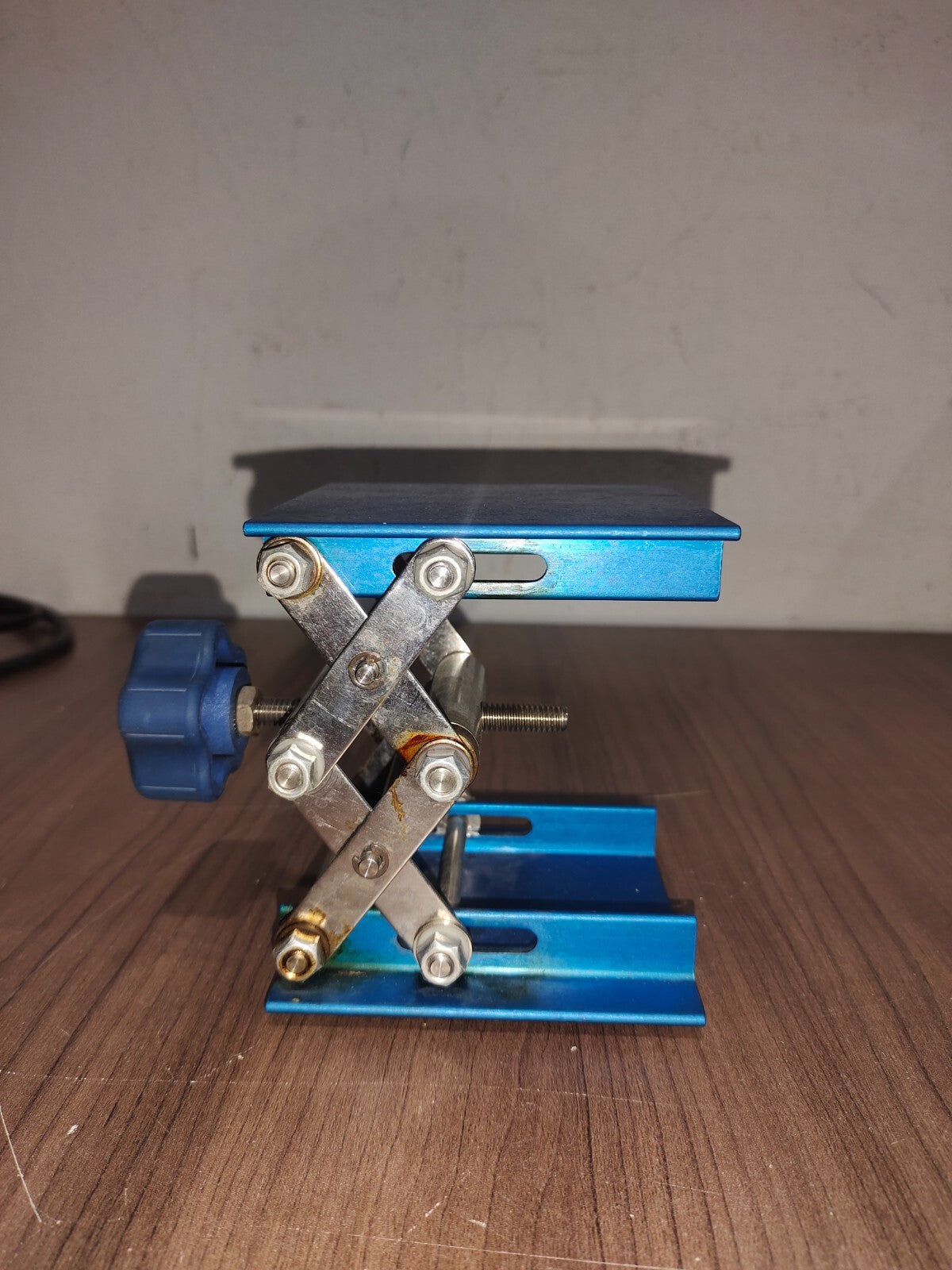 VWR 6" x 6" Aluminum Lab Jack