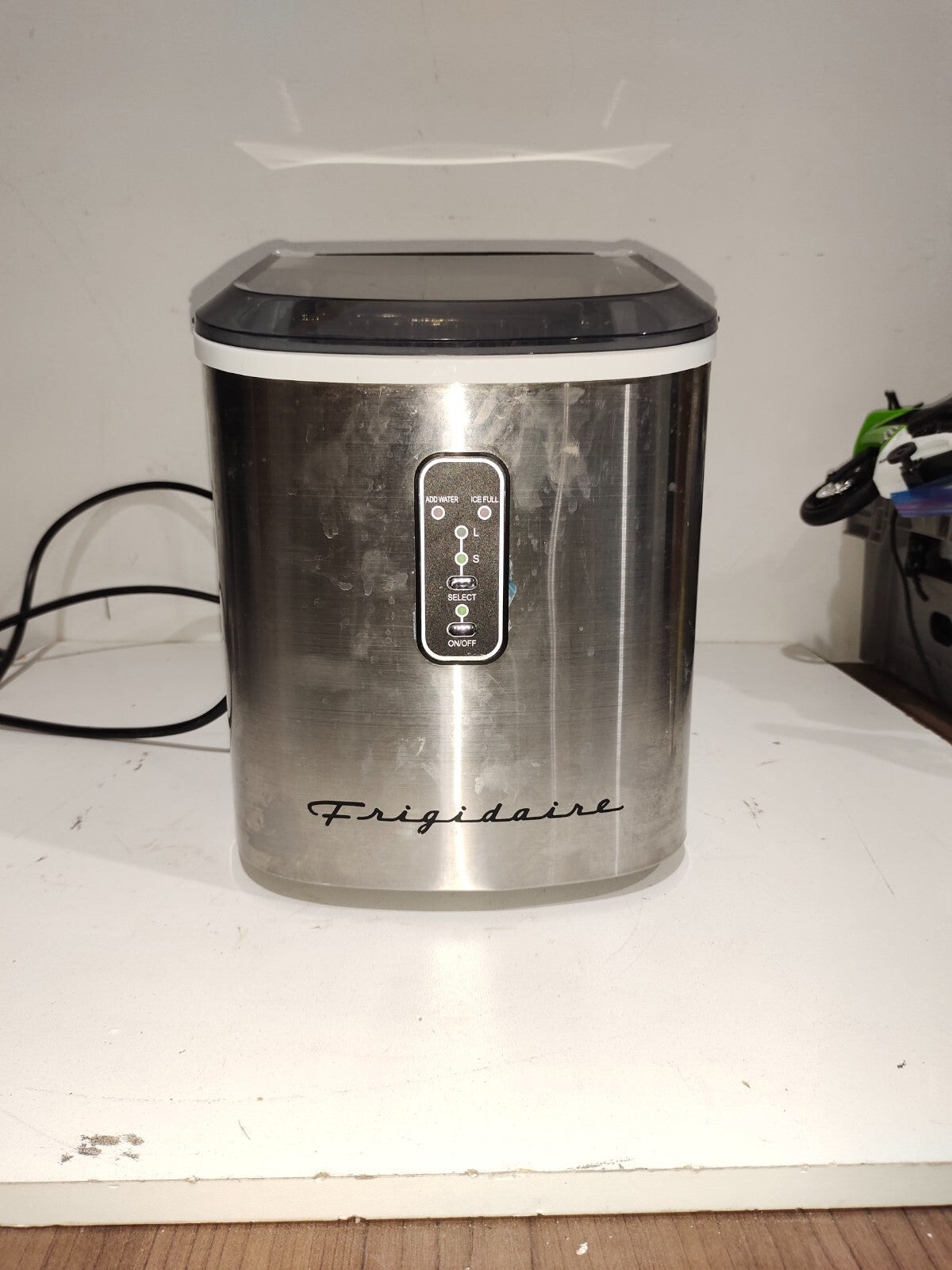 Frigidaire EFIC103-AMZ-SC Counter Top Maker with Over-Sized Ice Bucket