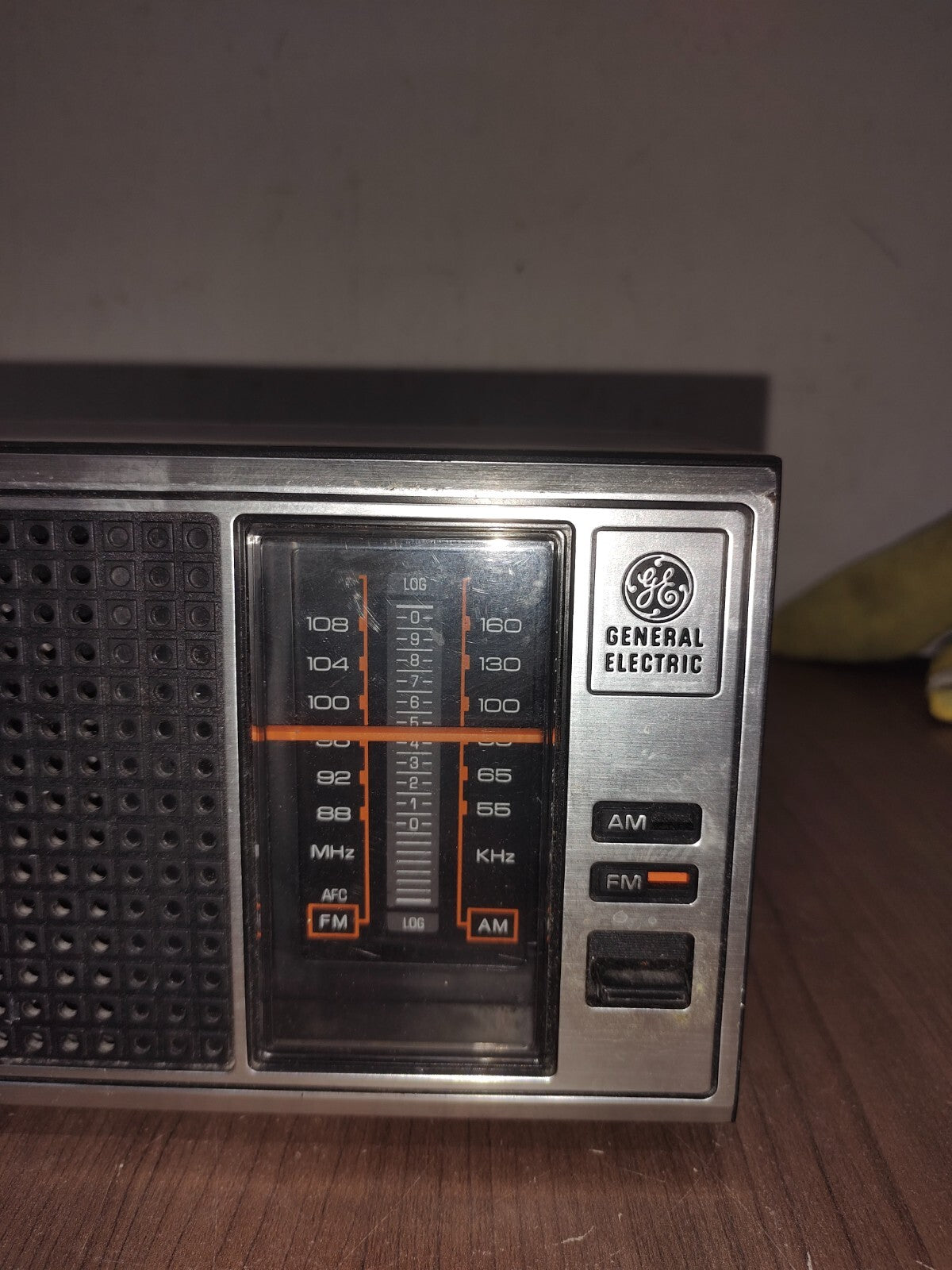 Vintage GENERAL ELECTRIC AM/FM Radio Model NO 7-4115B