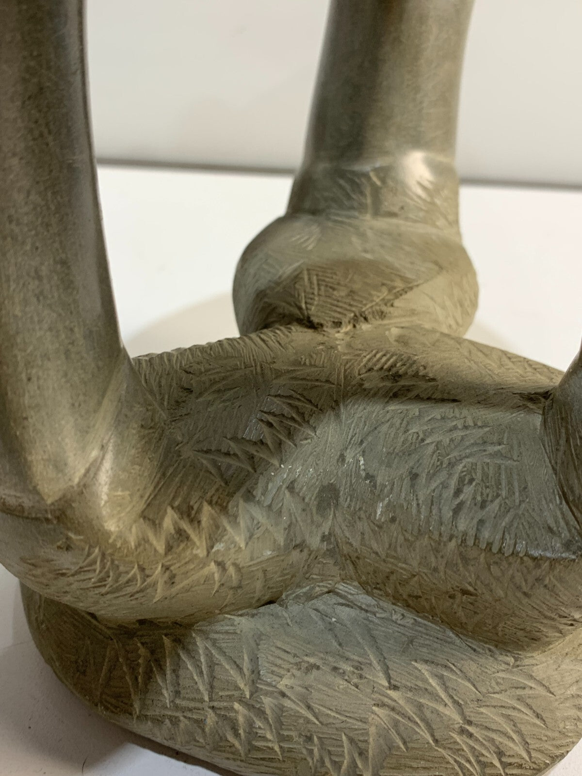 Figurine vintage sculptée à la main en stéatite verte représentant 3 personnes s’enlaçant