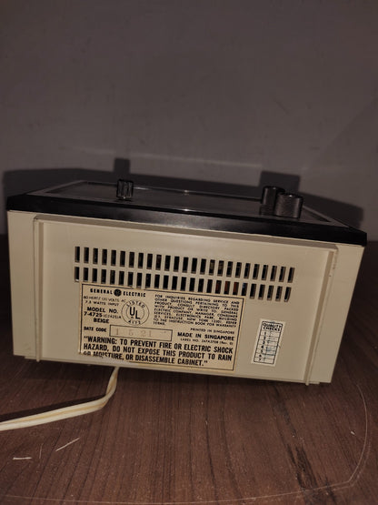 Vintage General Electric GE Clock AM Radio Model 7-4725 Beige 1960s