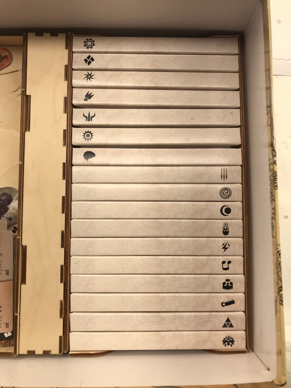 Gloomhaven Feuerland Strategy Board game Fantasy