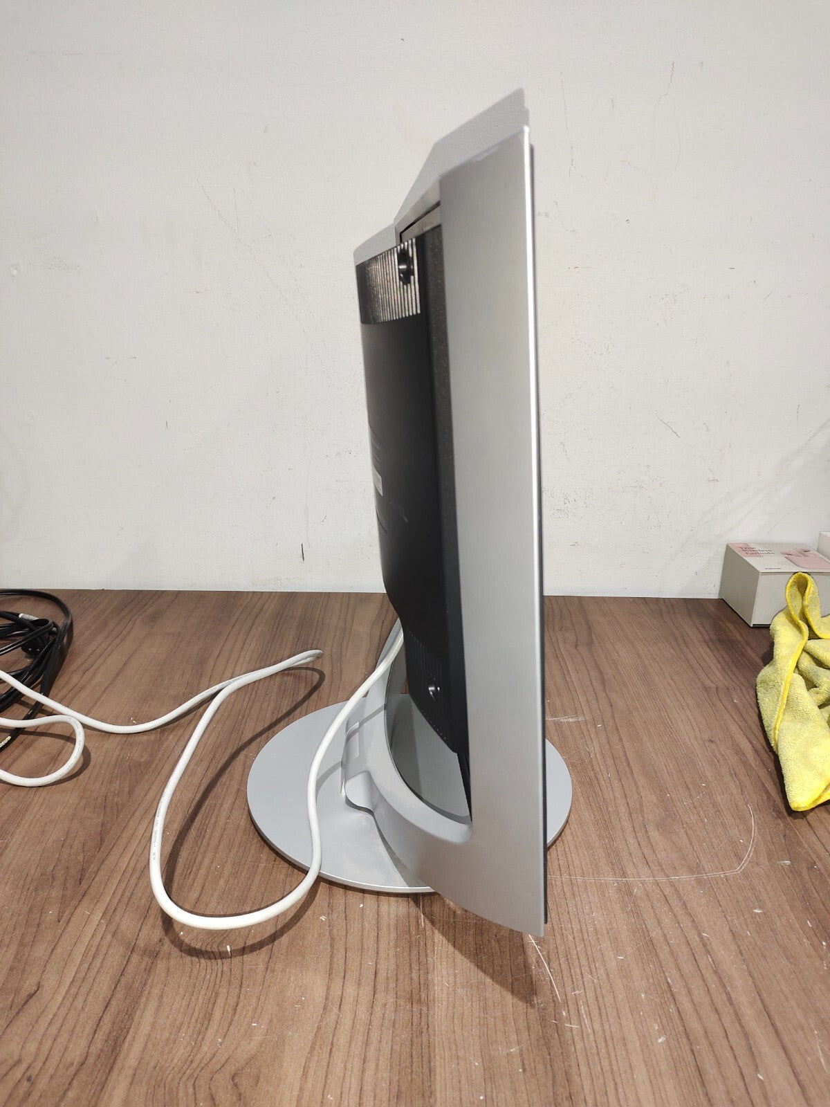 Sony SDM-HS93 LCD Computer Monitor - 19 inch Monitor VGA