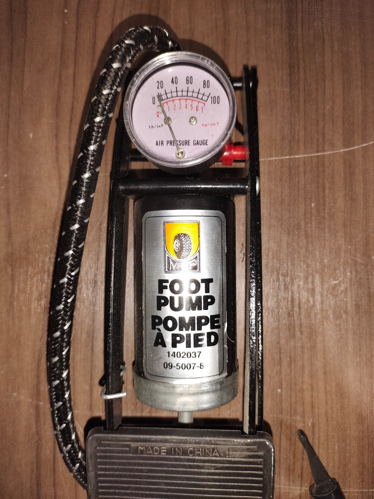 Pompe à pied pour pneus MVP avec manomètre - 1402037
