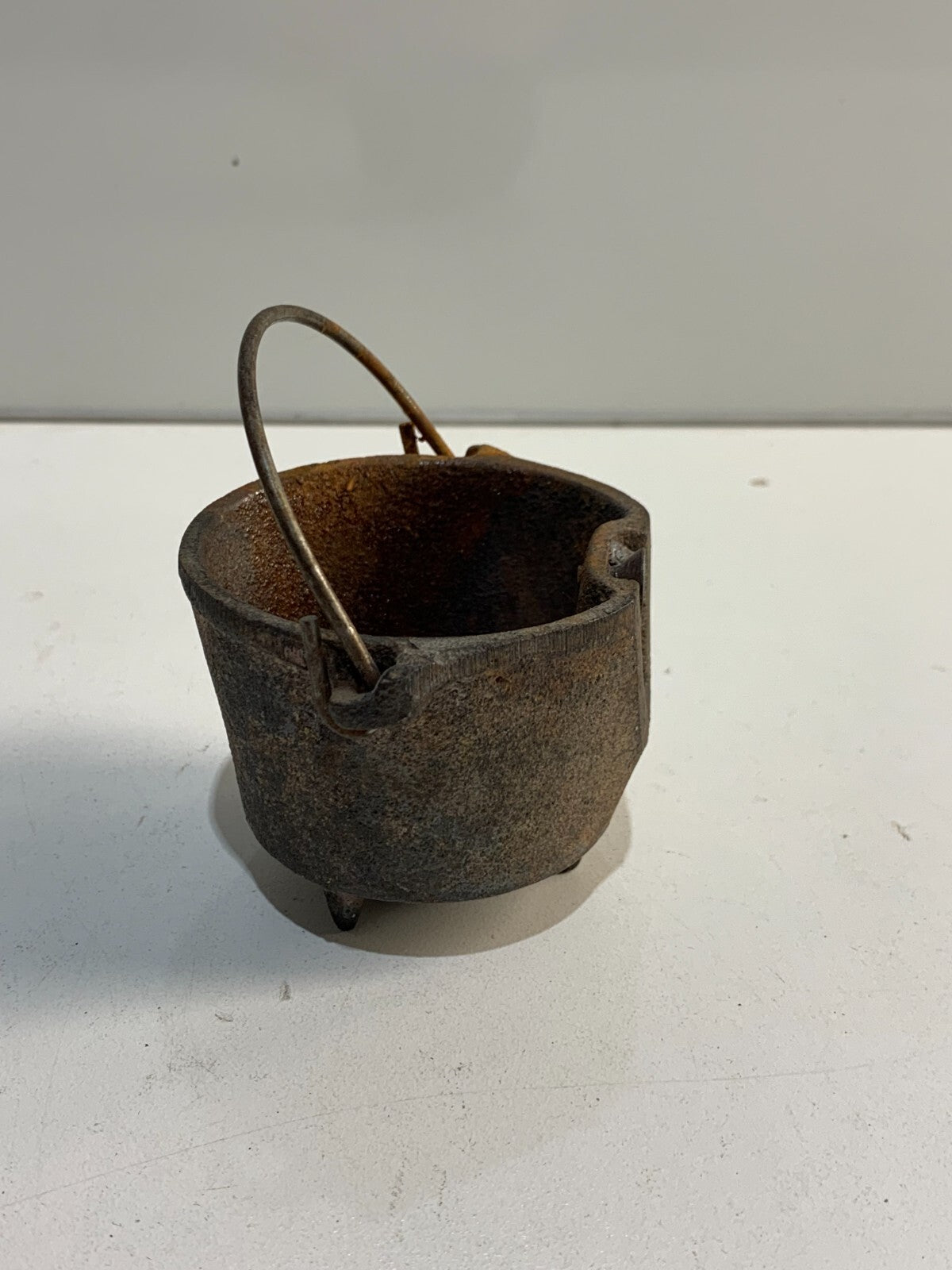 CANADIAN FORGE MINIATURE CAST IRON 3 LEG BLACK KETTLE POT