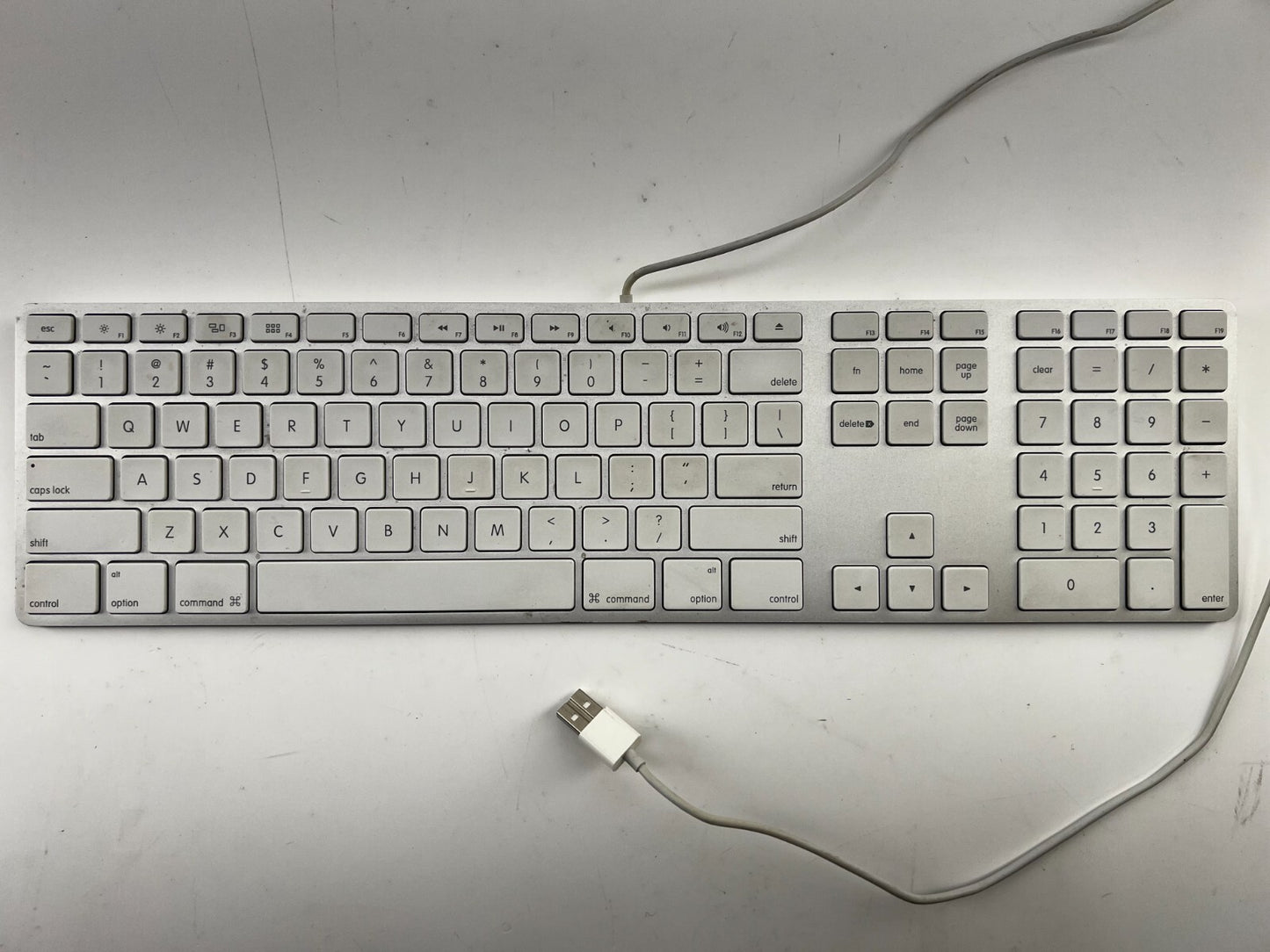 Apple A1243 - Wired Mac QWERTY - USB Keyboard w/ Numeric Keypad