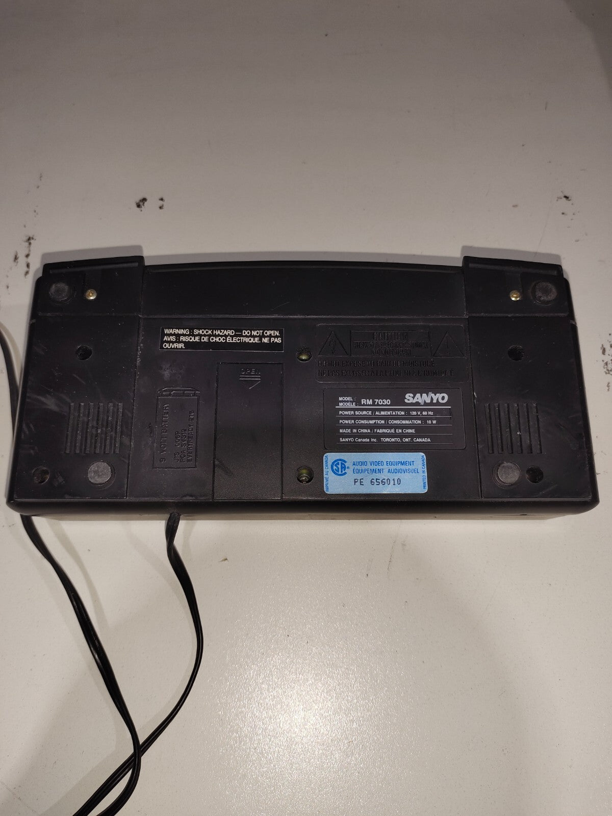 Vintage Sanyo Flip Alarm Clock Radio Model RM7030