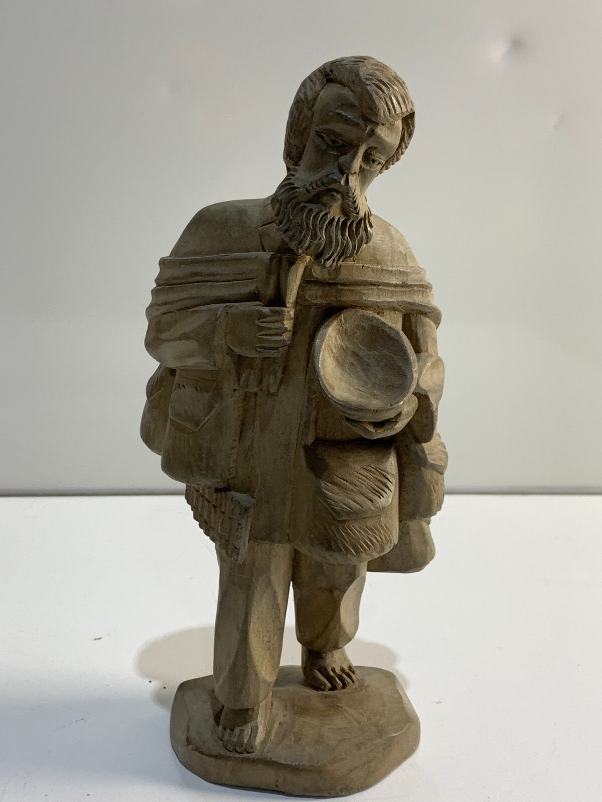 VINTAGE UNBRANDED HAND CARVED FOLK ART LIGHT WOOD CARVING OLD MAN