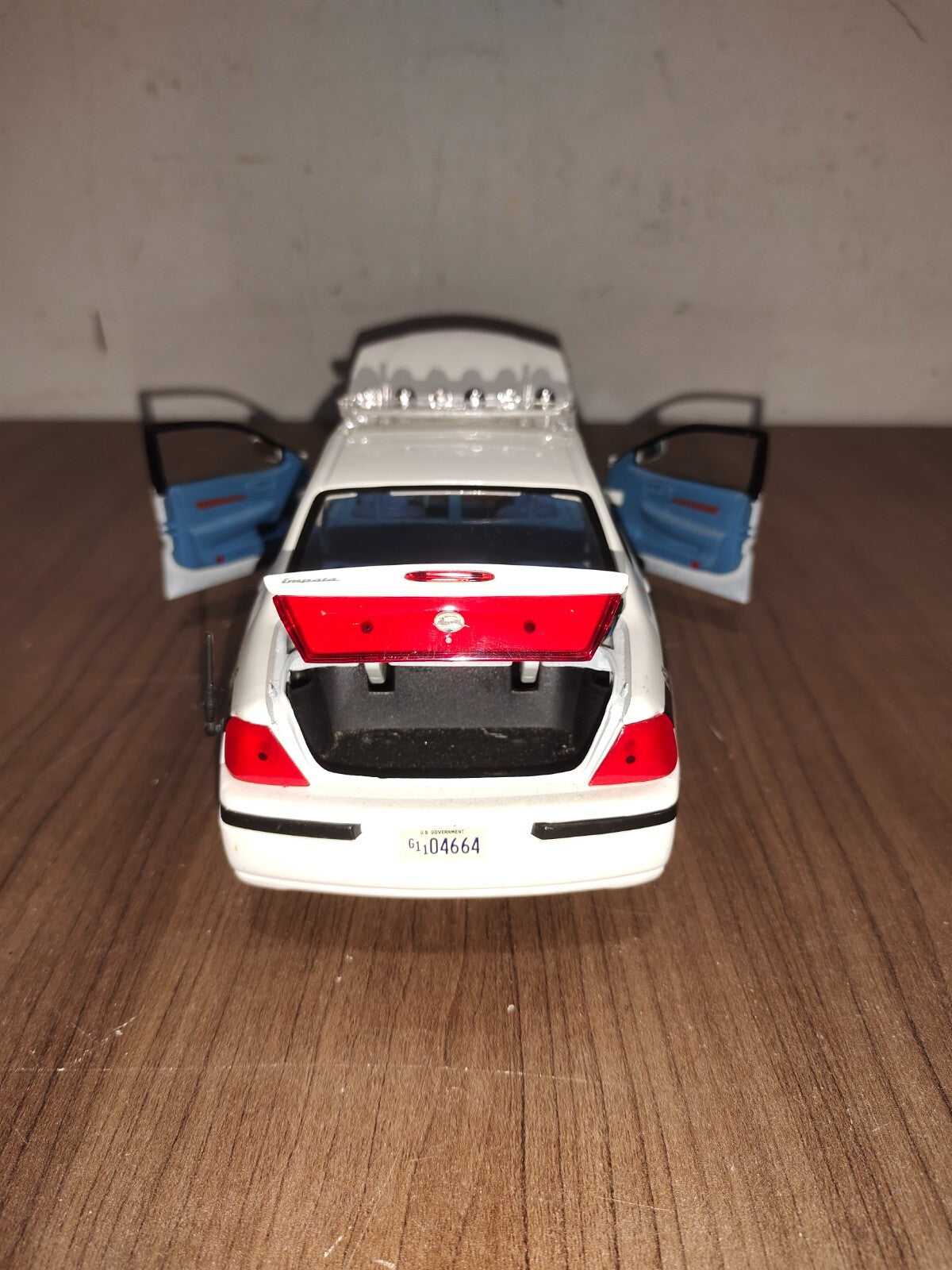 Maisto 1/24 Scale 9724G - 2000 Chevrolet Impala Military Police - White