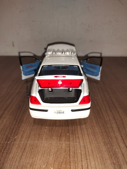 Maisto 1/24 Scale 9724G - 2000 Chevrolet Impala Military Police - White