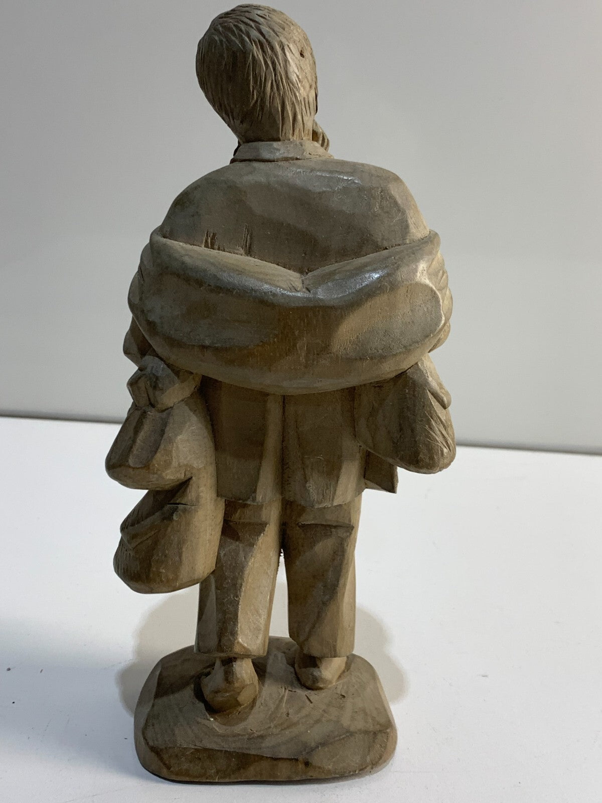 VINTAGE UNBRANDED HAND CARVED FOLK ART LIGHT WOOD CARVING OLD MAN