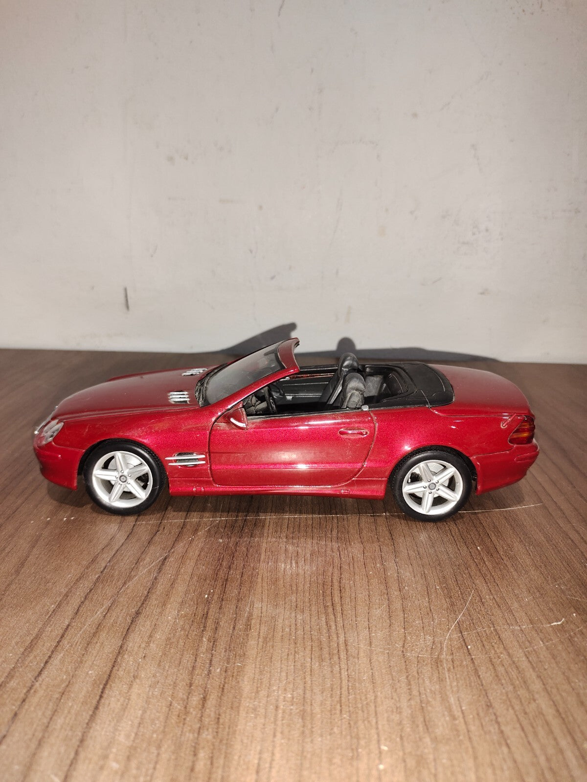 Maisto Mercedes-Benz SL-Class - Maroon - 1:18 Scale - Diecast Model Car