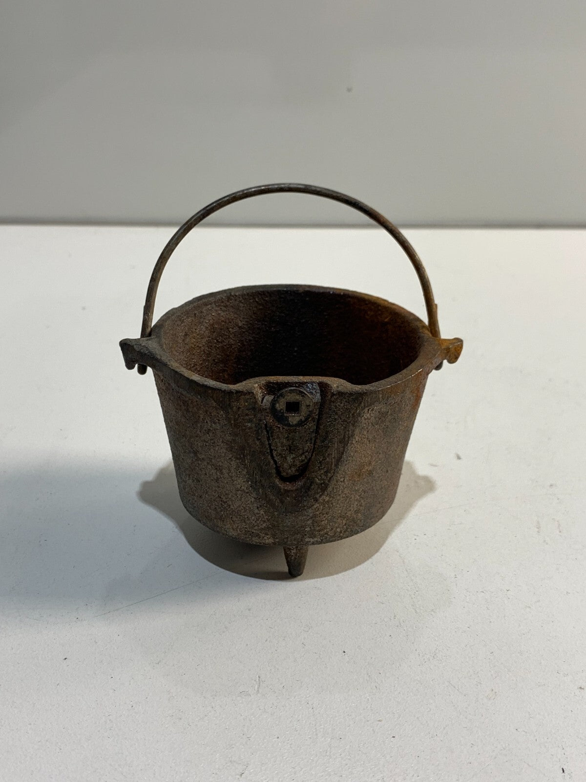 CANADIAN FORGE MINIATURE CAST IRON 3 LEG BLACK KETTLE POT