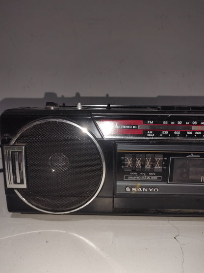 Vintage Sanyo Model No. M7030 Ac-dc Built In Am-Fm Battery Operated