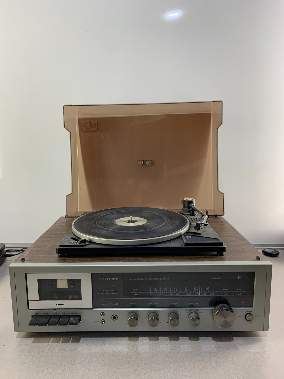 Vintage Lloyd's AM/FM Stereo Turntable & Cassette player Model R820