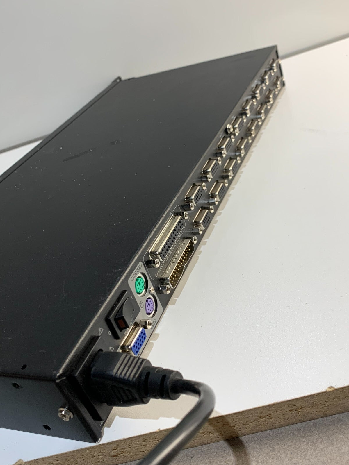 APC AP5202 16-Port Multi Platform Analog KVM Switch, TESTED
